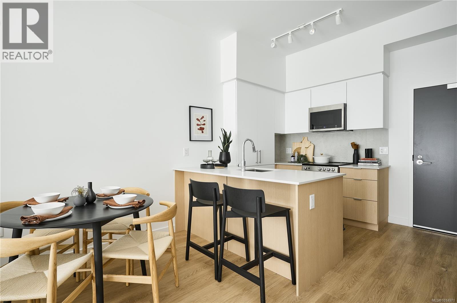 116 1115 Johnson St, Victoria, British Columbia V8V 0H2 - Photo 3 - 1014971