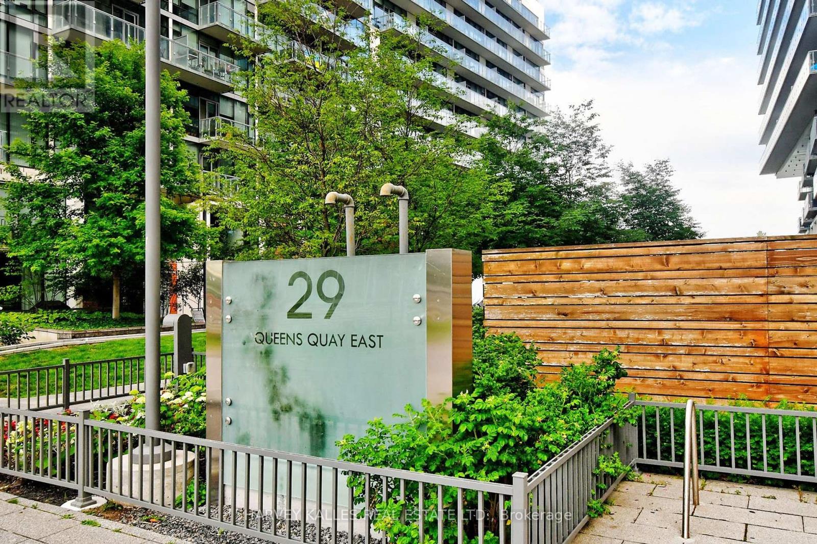 813 - 29 Queens Quay E, Toronto, Ontario  M5E 0A4 - Photo 4 - C12425747