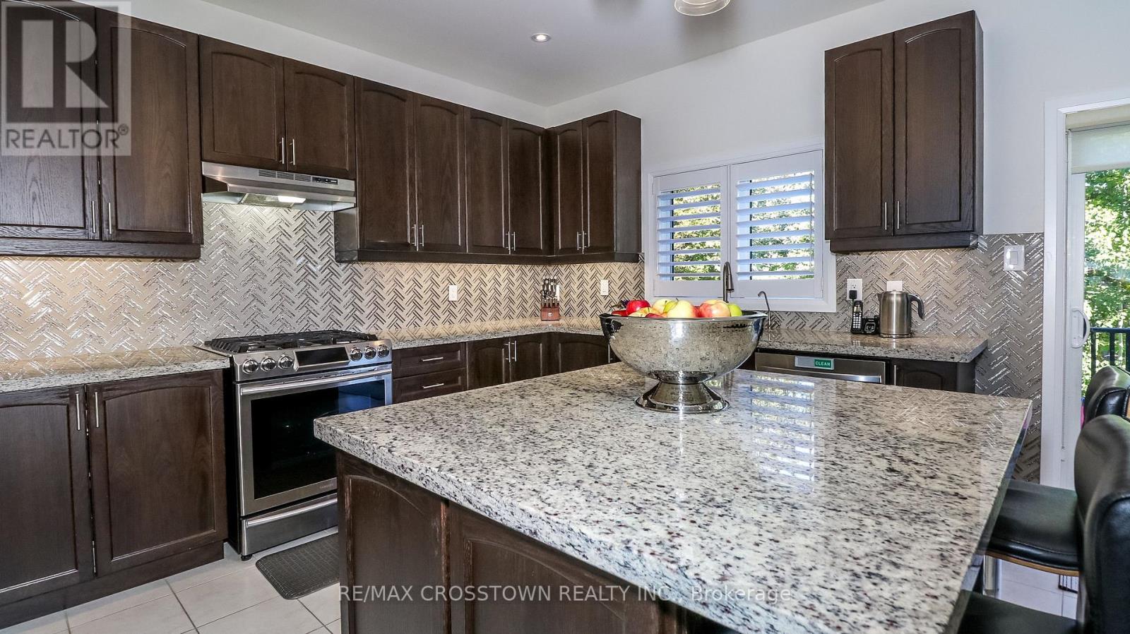 1709 Emberton Way, Innisfil, Ontario  L9S 0N4 - Photo 11 - N12425808