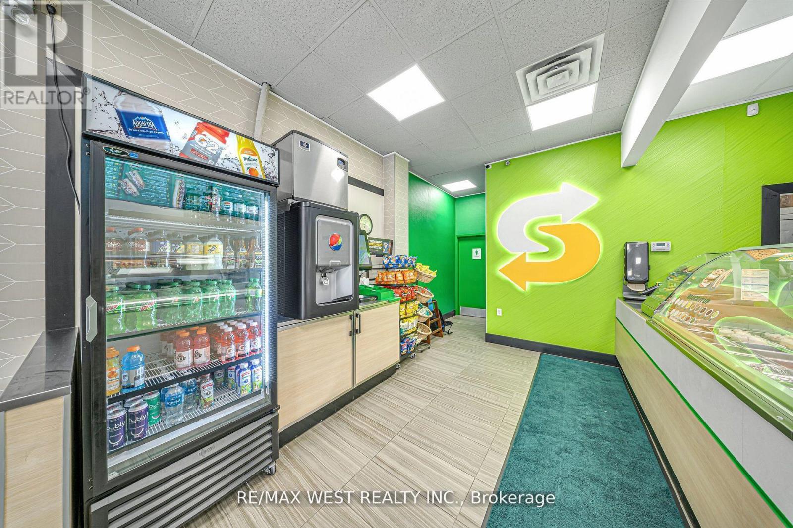 2 - 90 Courtneypark Drive E, Mississauga, Ontario  L5T 1S5 - Photo 5 - W12425654