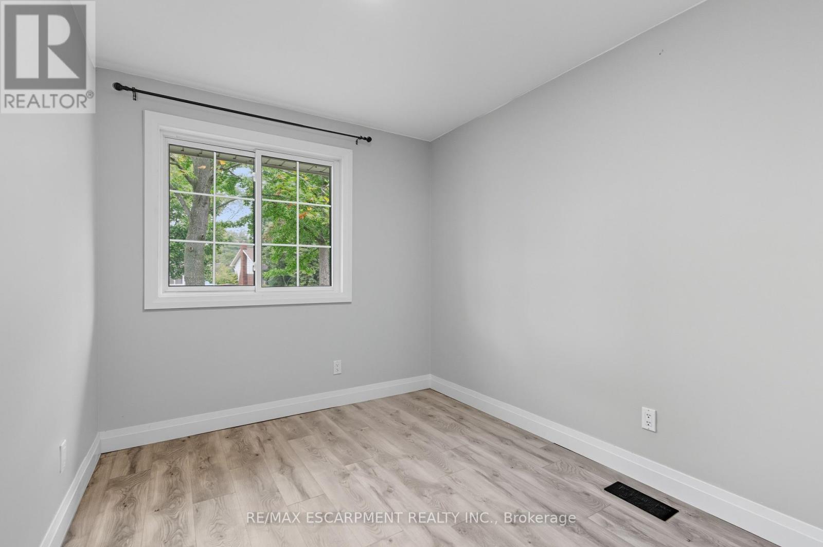 278 Purnell Place, Burlington, Ontario  L7L 4N2 - Photo 16 - W12425729