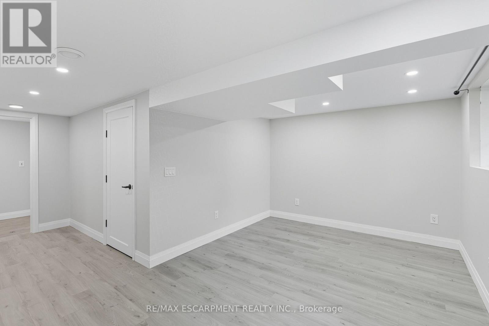 278 Purnell Place, Burlington, Ontario  L7L 4N2 - Photo 17 - W12425729