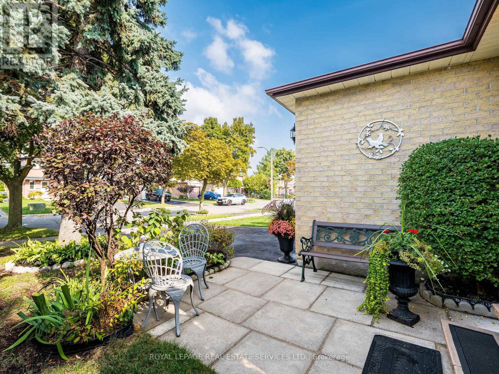 77 Martindale Crescent, Brampton, Ontario  L6X 2T8 - Photo 4 - W12425752
