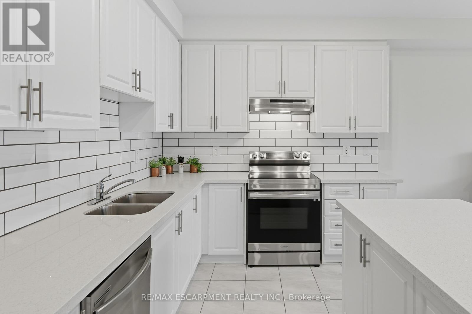 10 Beretta Street, Tillsonburg, Ontario  N4G 0J7 - Photo 4 - X12425711