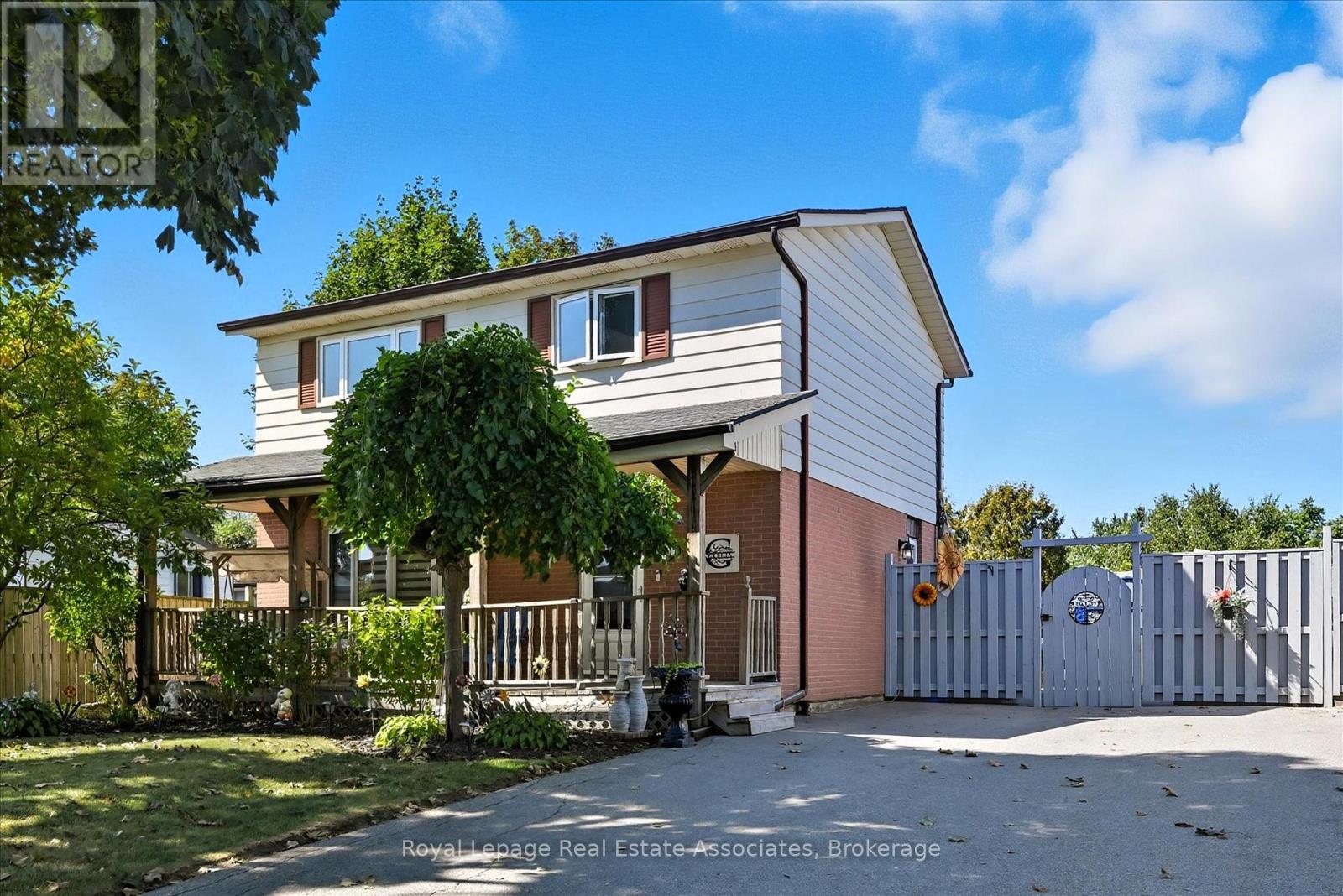 107 Billington Crescent, Hamilton, Ontario  L8T 4R3 - Photo 2 - X12425756