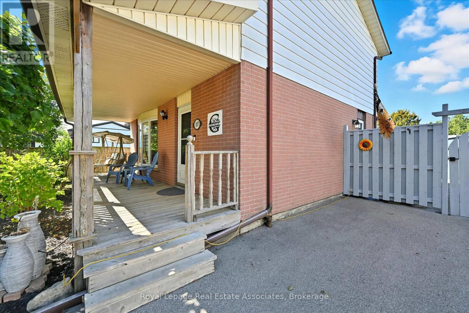 107 Billington Crescent, Hamilton, Ontario  L8T 4R3 - Photo 3 - X12425756