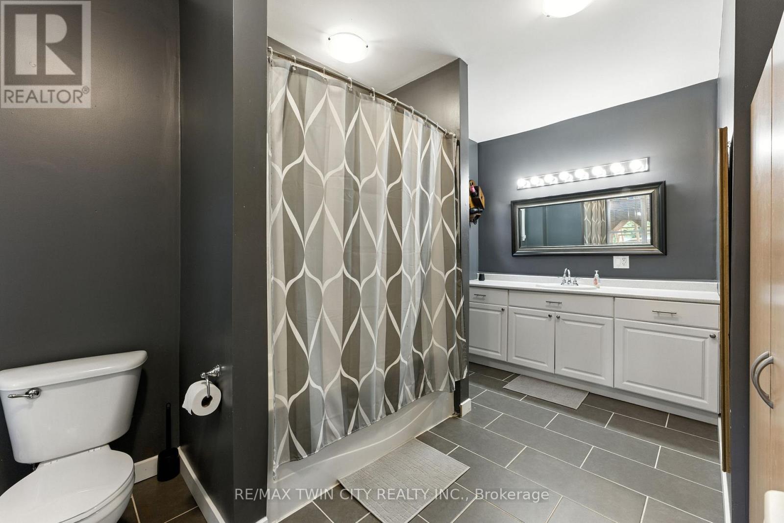 7 Superior Street, Brantford, Ontario  N3S 2J9 - Photo 14 - X12425801