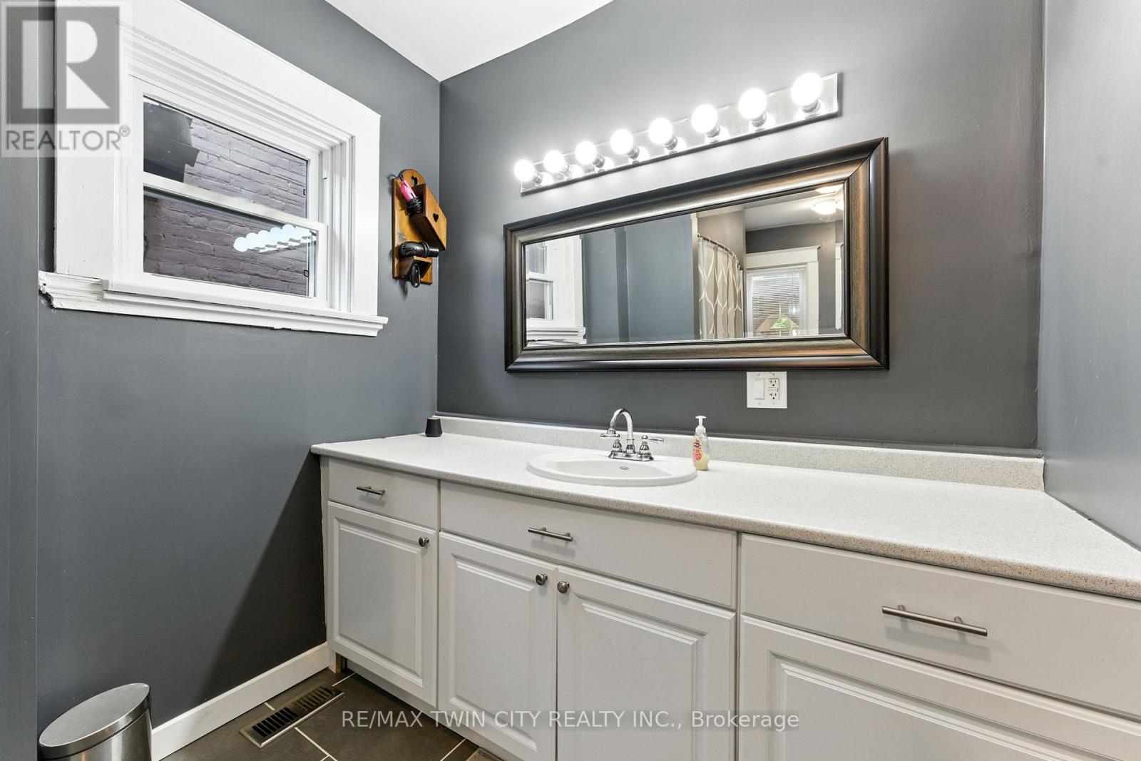 7 Superior Street, Brantford, Ontario  N3S 2J9 - Photo 15 - X12425801