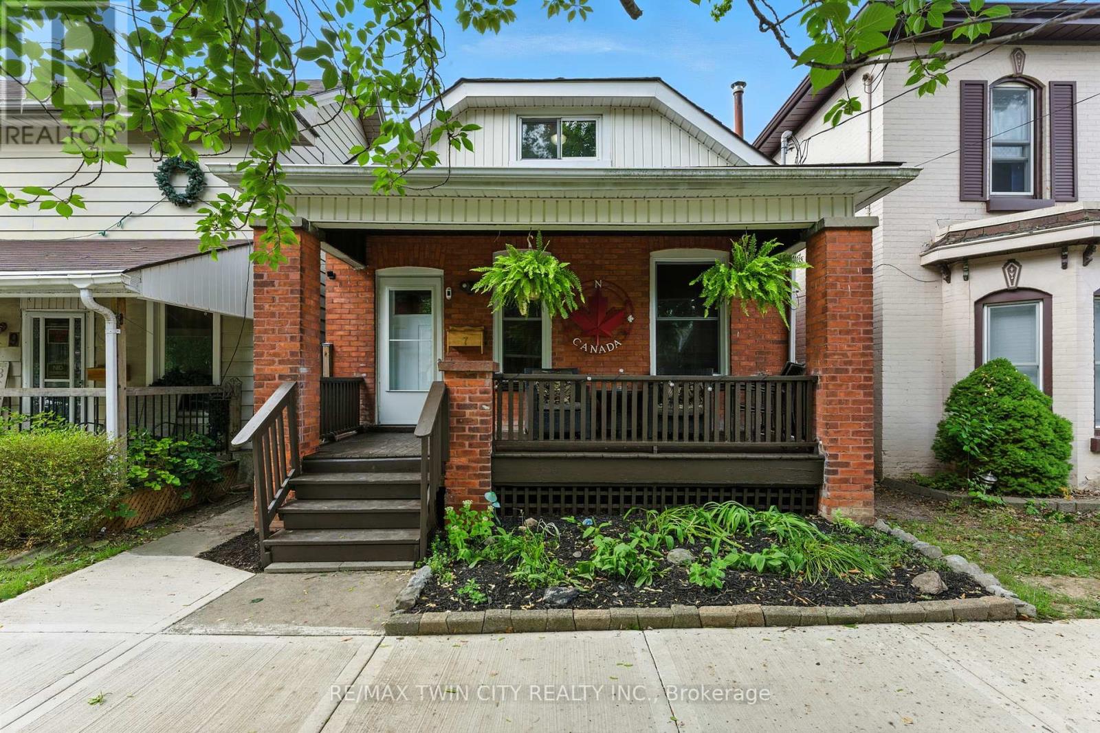 7 Superior Street, Brantford, Ontario  N3S 2J9 - Photo 2 - X12425801