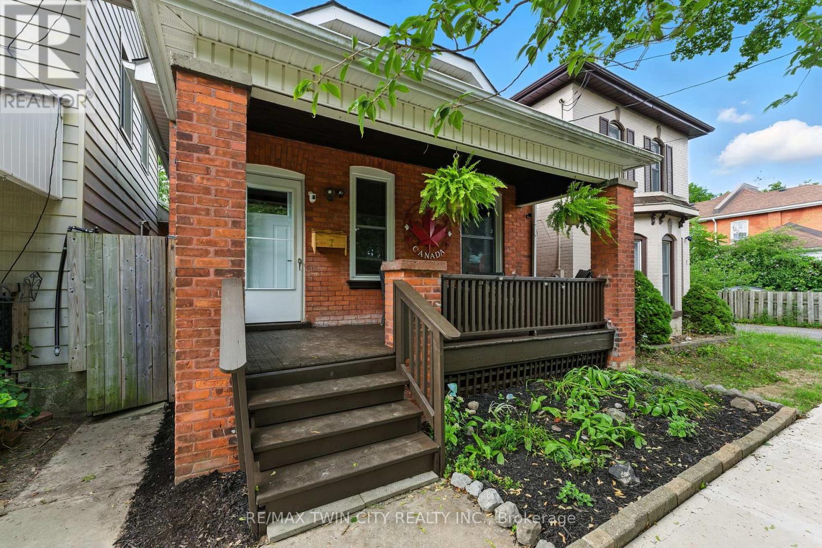 7 Superior Street, Brantford, Ontario  N3S 2J9 - Photo 3 - X12425801