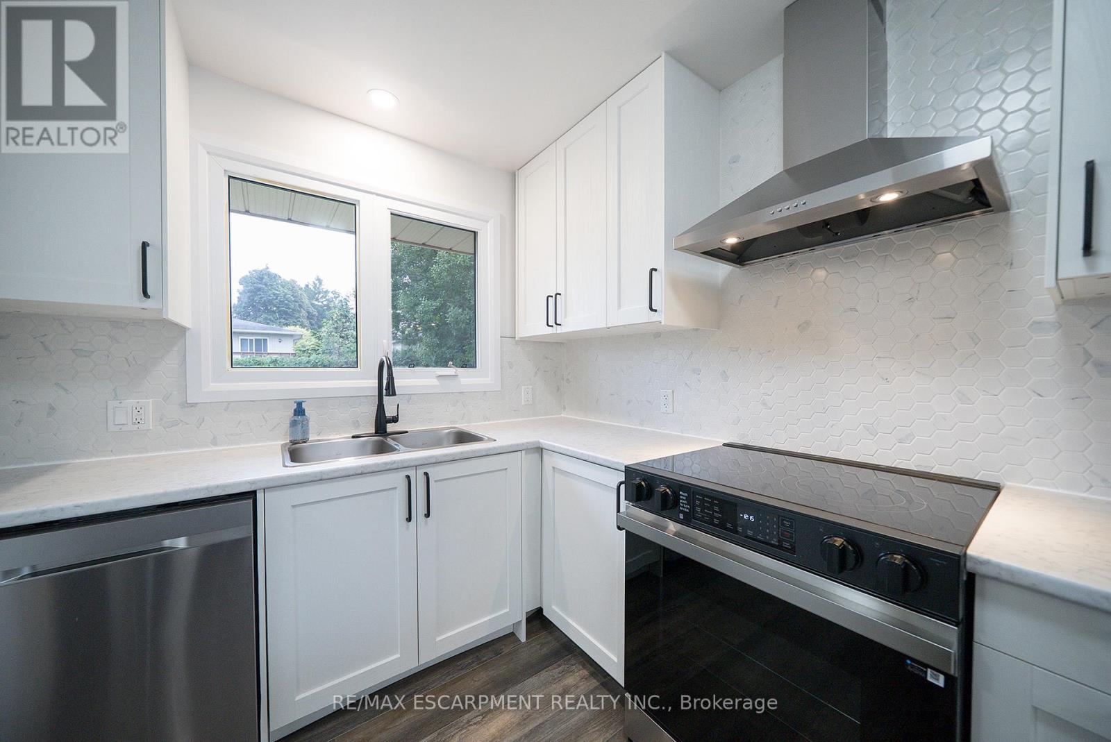 91 Varadi Avenue, Brantford, Ontario  N3R 3N4 - Photo 11 - X12425809