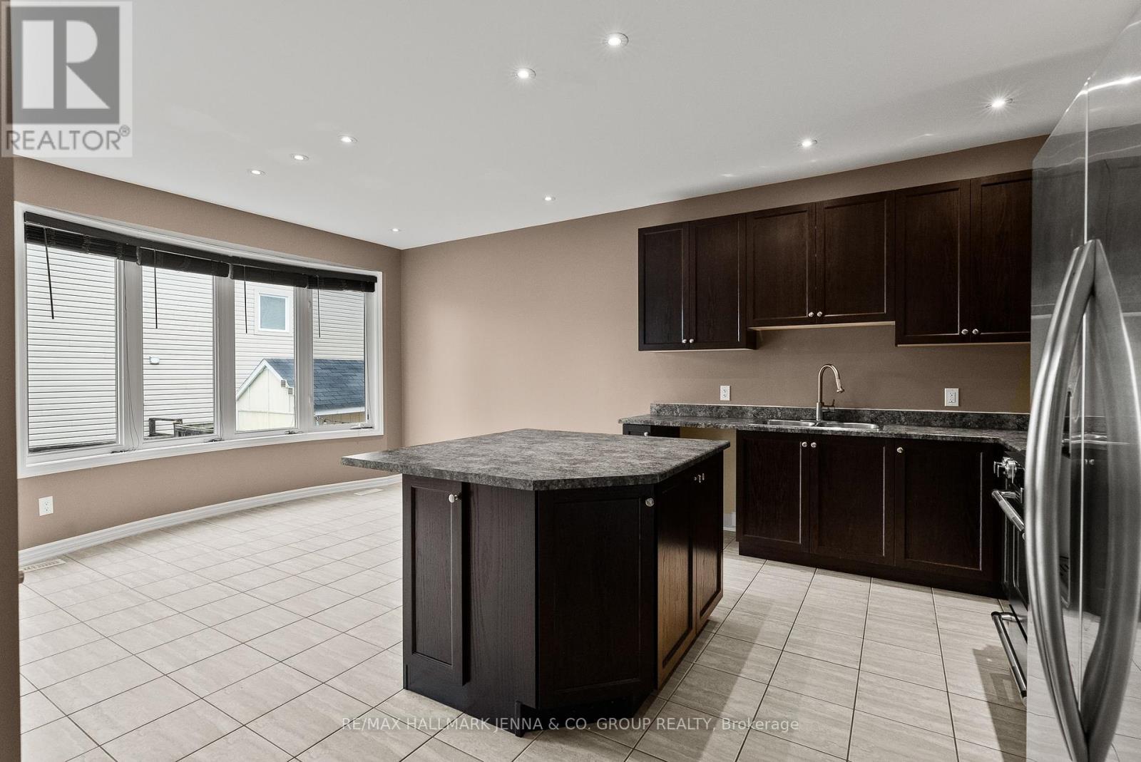326 Gallantry Way, Ottawa, Ontario  K2S 0P8 - Photo 11 - X12425962