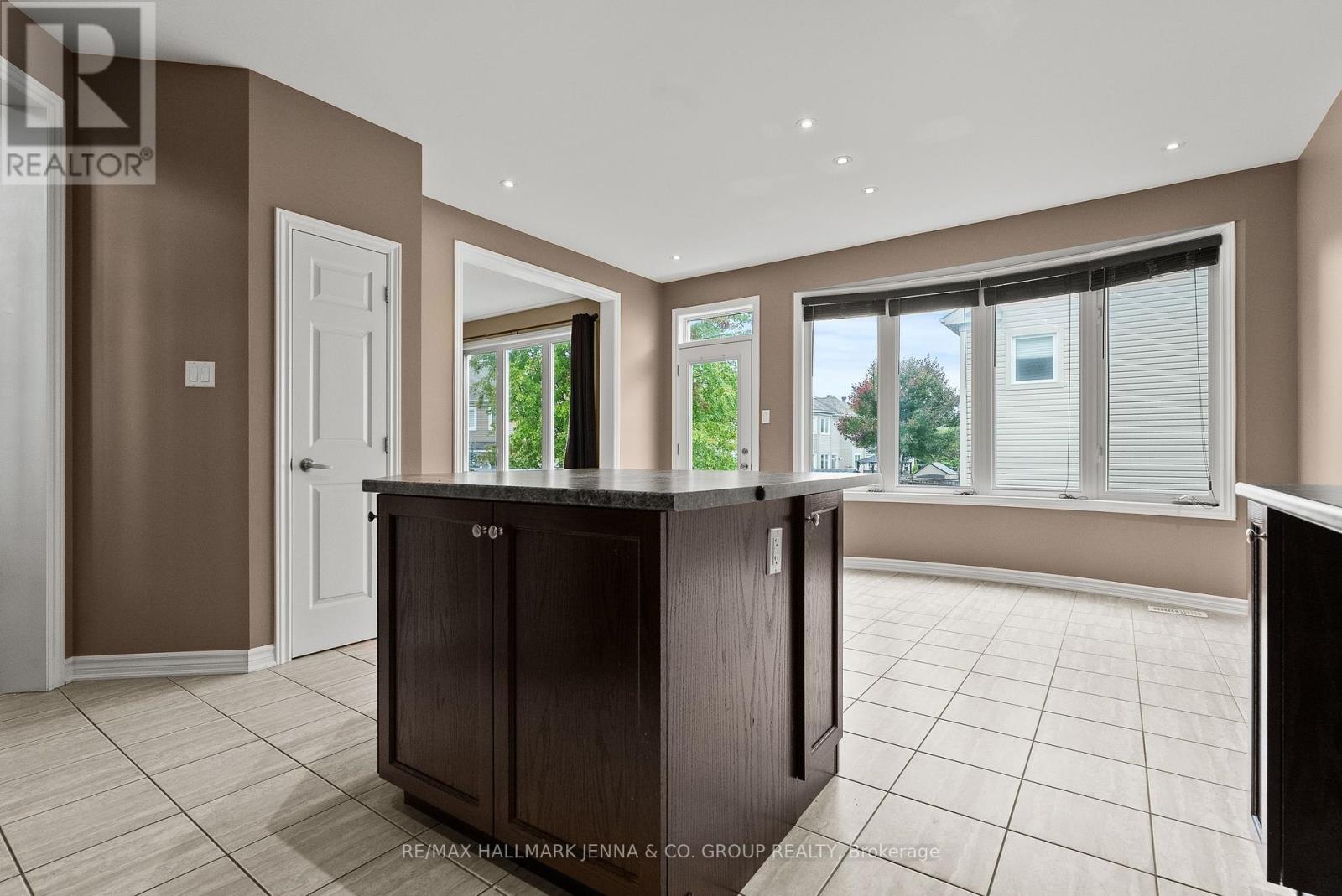 326 Gallantry Way, Ottawa, Ontario  K2S 0P8 - Photo 15 - X12425962