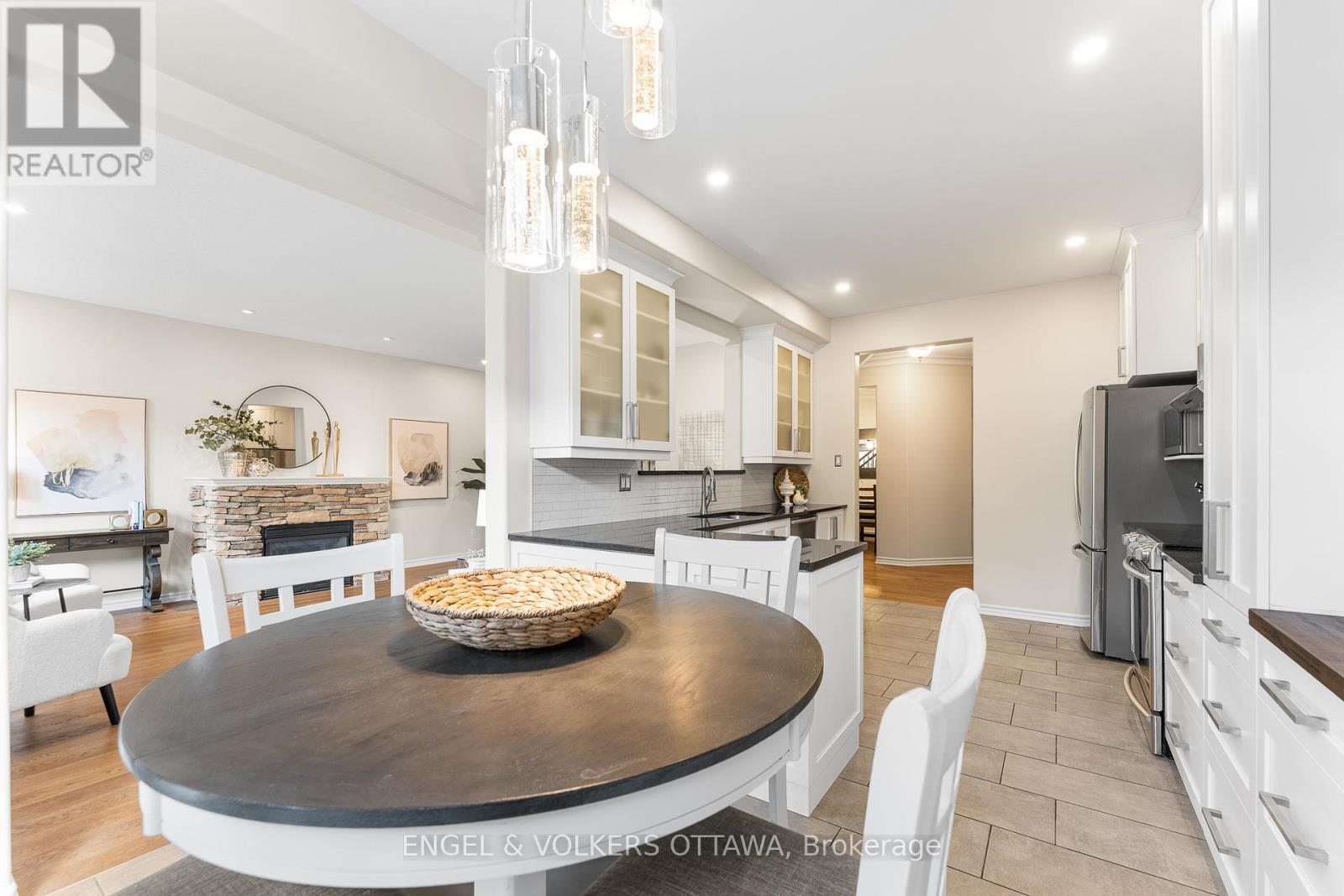 22 Friendly Crescent, Ottawa, Ontario  K2S 2B6 - Photo 13 - X12426016