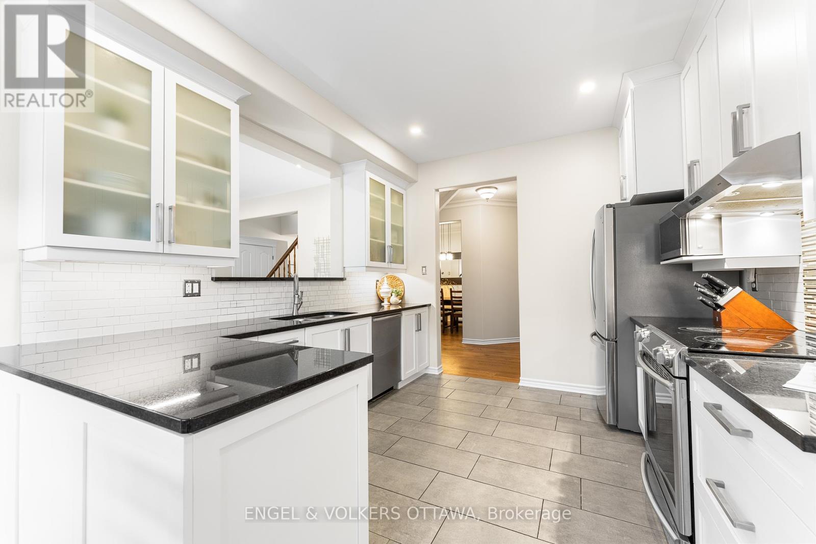 22 Friendly Crescent, Ottawa, Ontario  K2S 2B6 - Photo 17 - X12426016