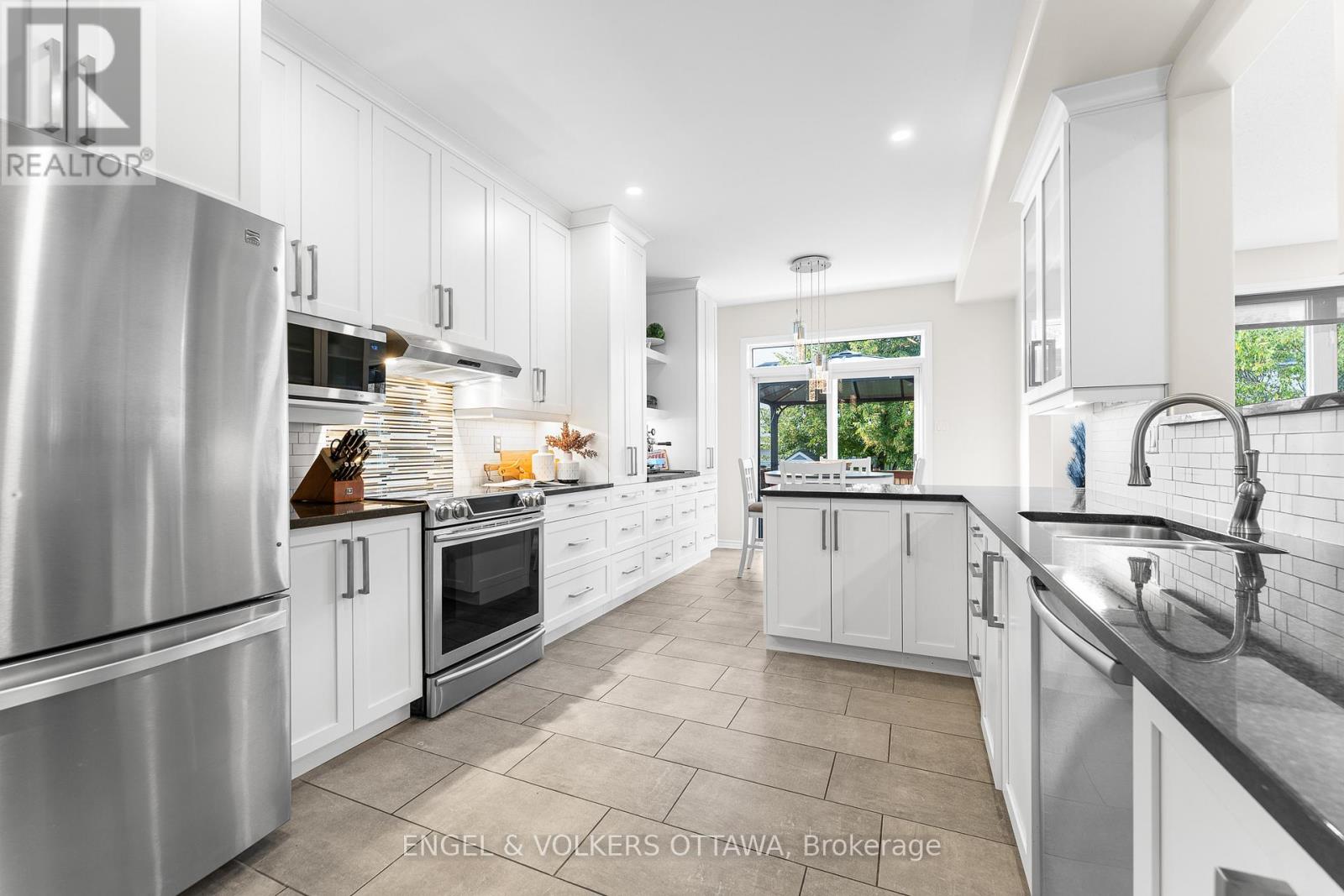 22 Friendly Crescent, Ottawa, Ontario  K2S 2B6 - Photo 19 - X12426016