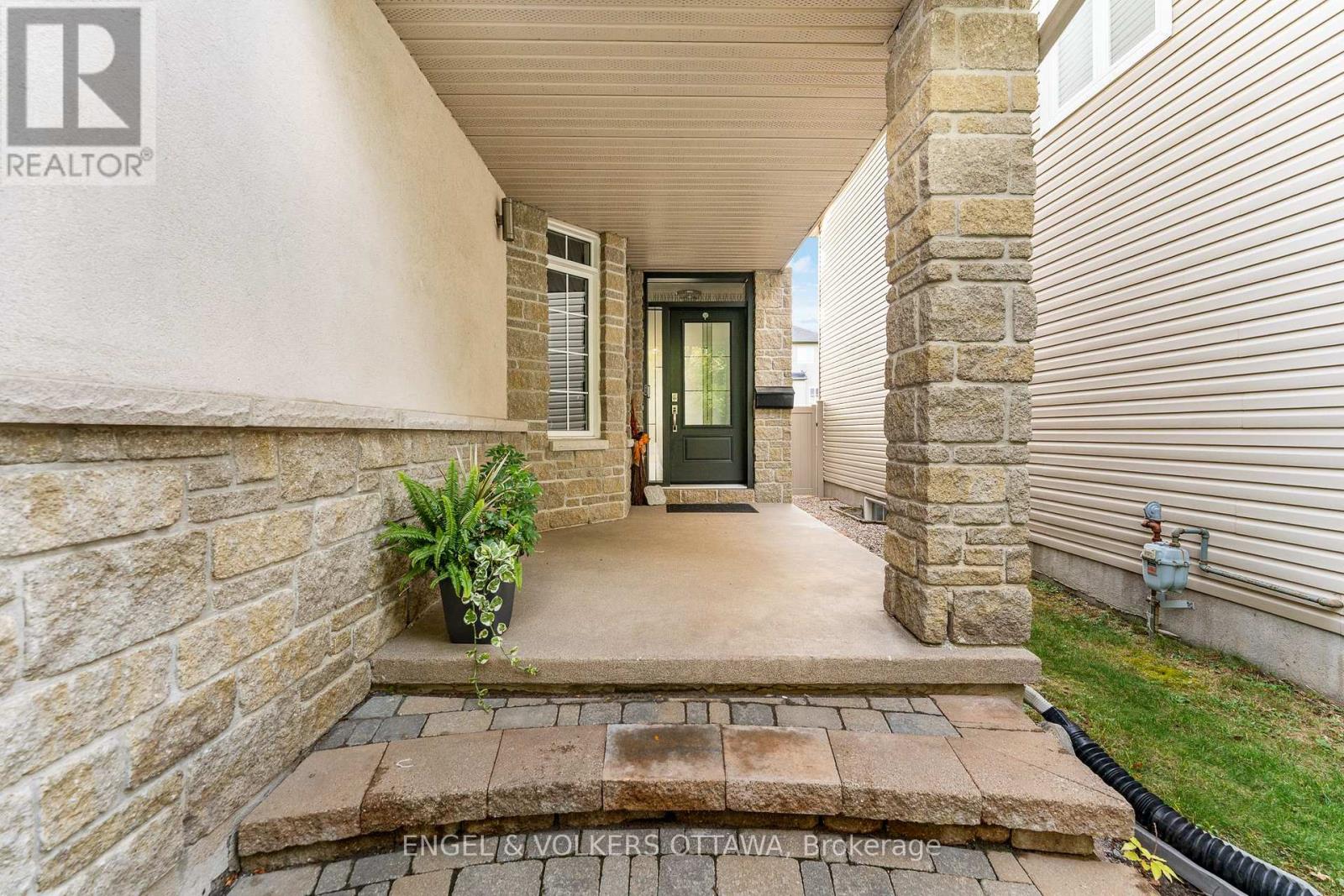22 Friendly Crescent, Ottawa, Ontario  K2S 2B6 - Photo 2 - X12426016