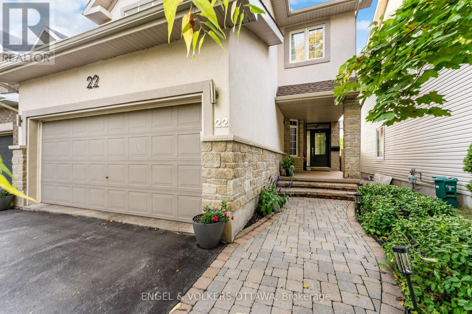 22 Friendly Crescent, Ottawa, Ontario  K2S 2B6 - Photo 3 - X12426016