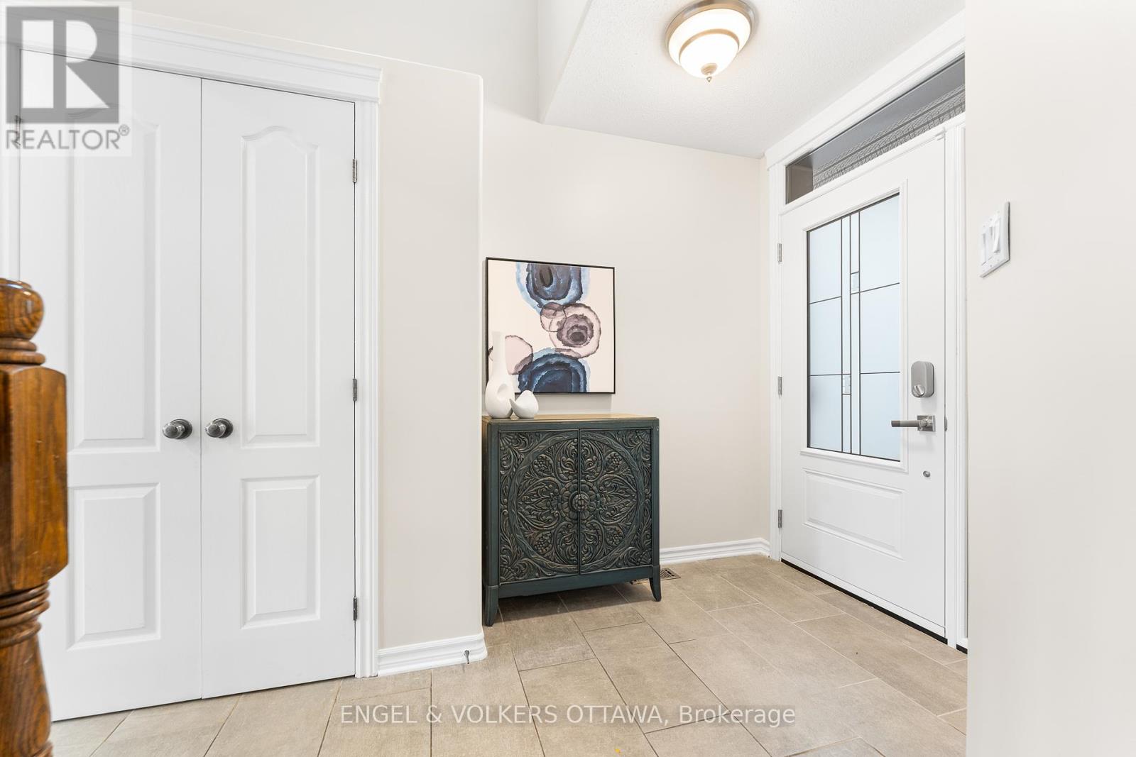 22 Friendly Crescent, Ottawa, Ontario  K2S 2B6 - Photo 4 - X12426016