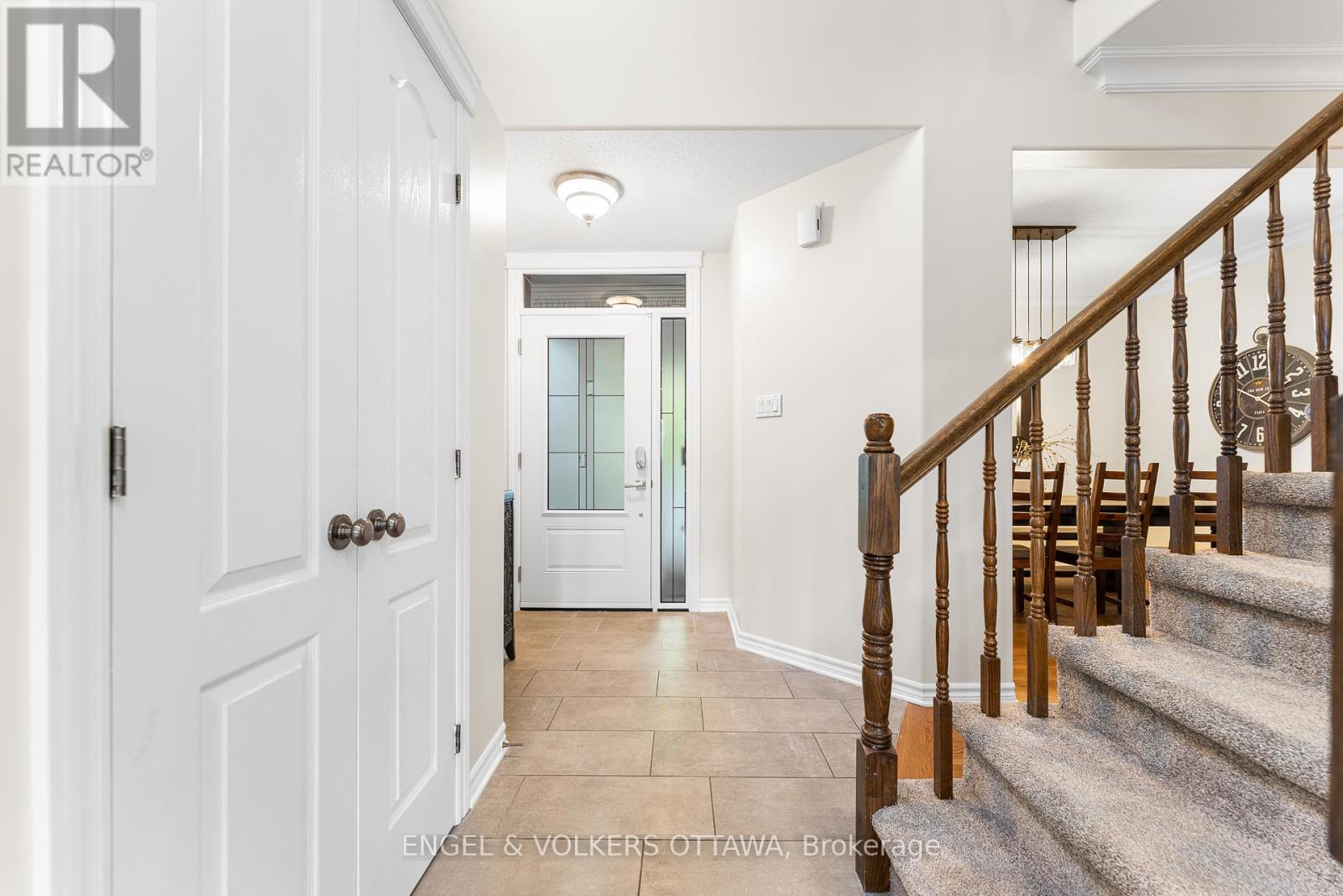 22 Friendly Crescent, Ottawa, Ontario  K2S 2B6 - Photo 5 - X12426016