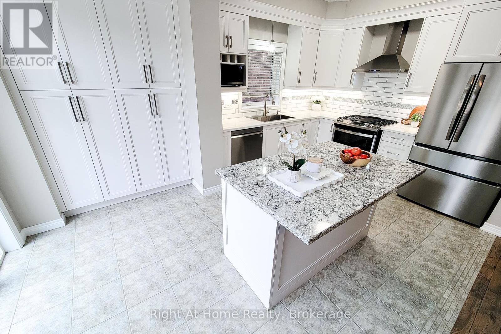 123 Vinton Road, Hamilton (Ancaster), Ontario  L9K 0G6 - Photo 4 - X12426064