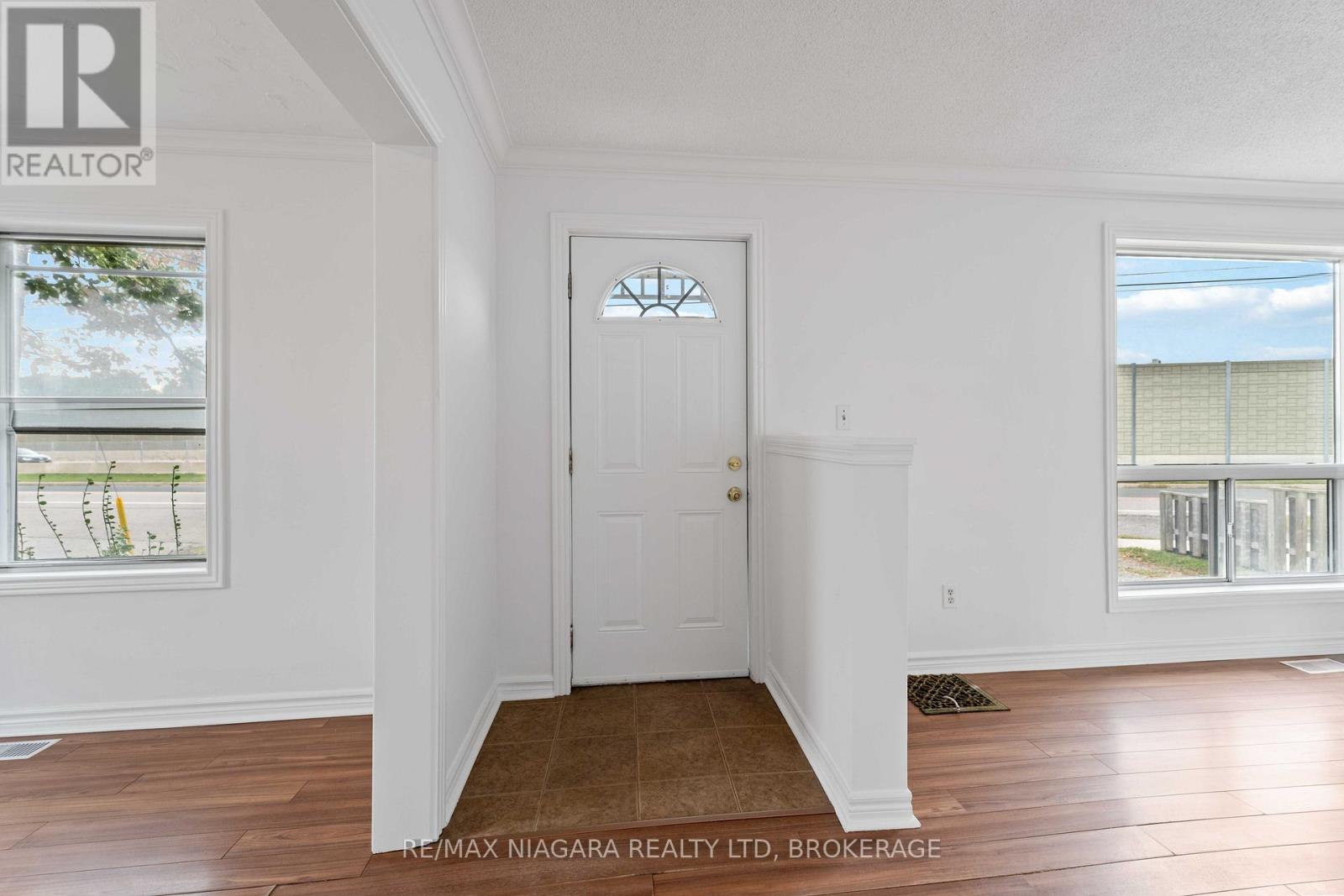 21 Maywood Avenue, St. Catharines, Ontario  L2R 1C5 - Photo 2 - X12426084