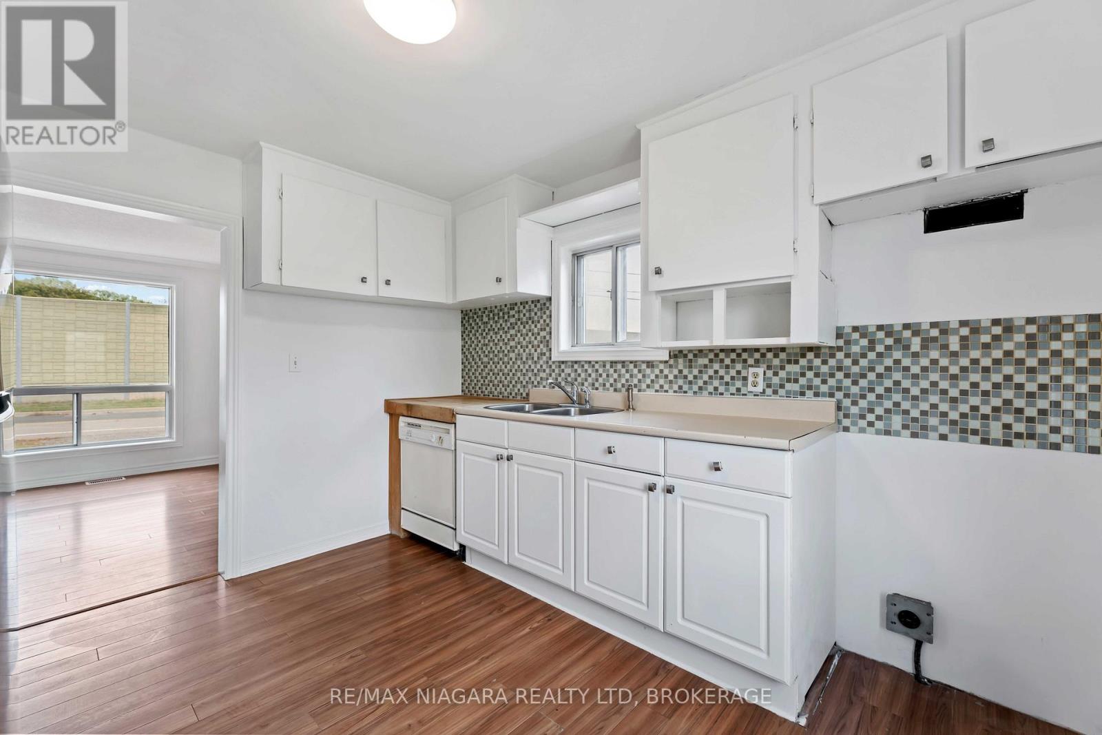 21 Maywood Avenue, St. Catharines, Ontario  L2R 1C5 - Photo 3 - X12426084