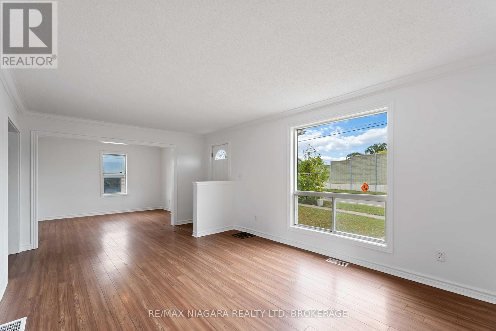 21 Maywood Avenue, St. Catharines, Ontario  L2R 1C5 - Photo 5 - X12426084