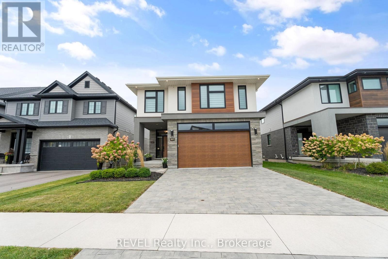 3809 Simpson Lane, Fort Erie, Ontario  L0S 1S0 - Photo 2 - X12426093