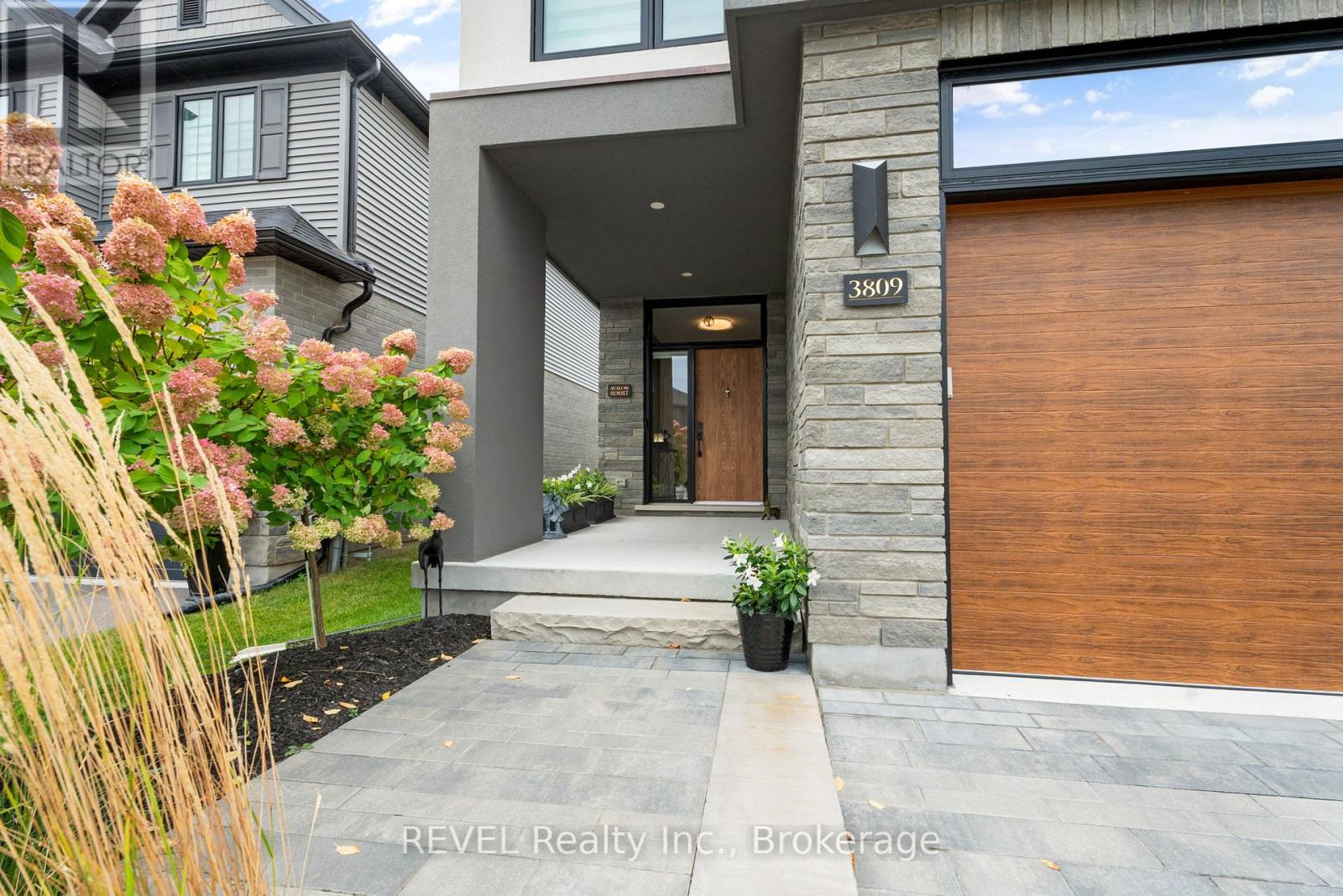 3809 Simpson Lane, Fort Erie, Ontario  L0S 1S0 - Photo 4 - X12426093