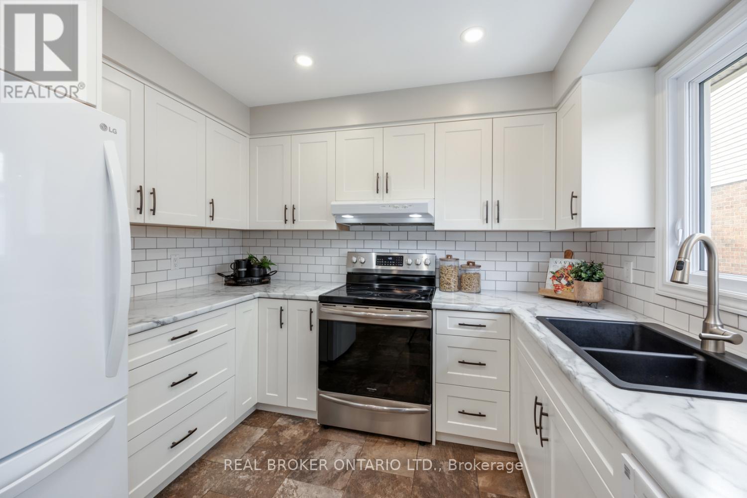 5 Walbridge Court, Clarington, Ontario  L1C 4B7 - Photo 7 - E12426129