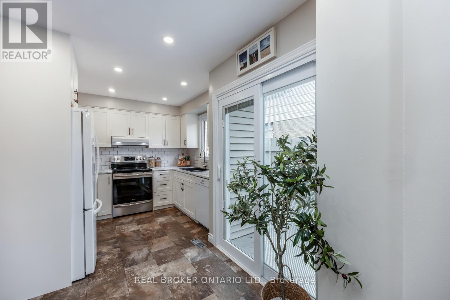 5 Walbridge Court, Clarington, Ontario  L1C 4B7 - Photo 9 - E12426129