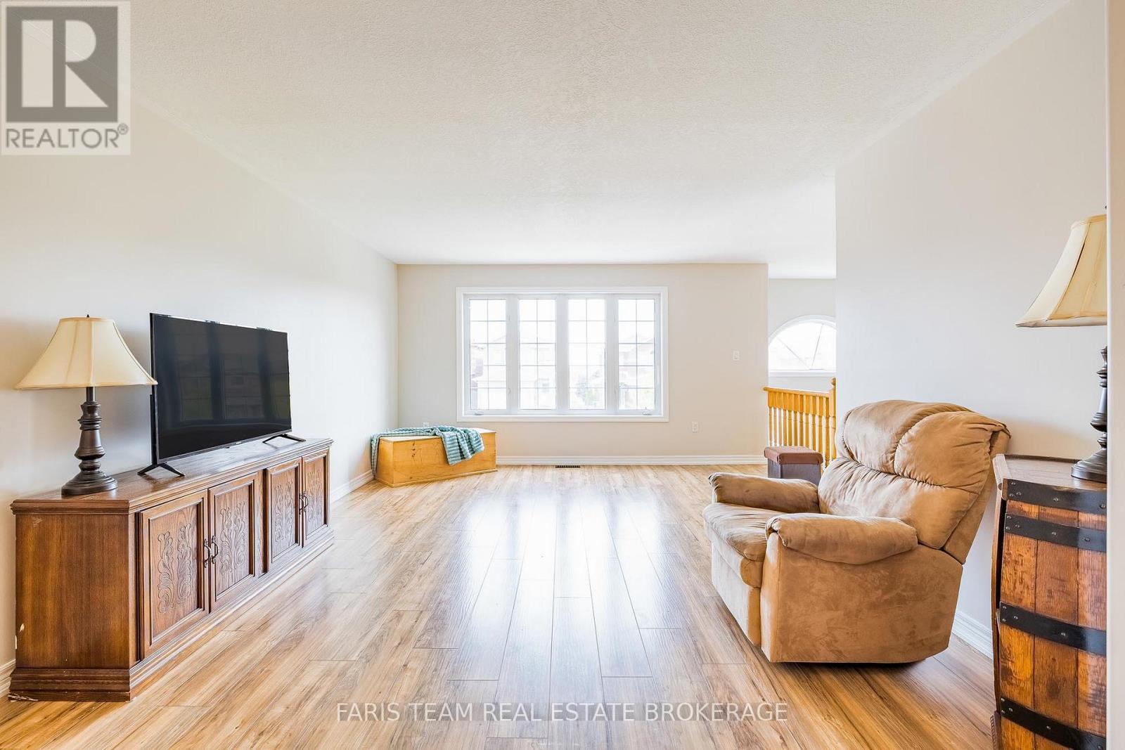 42 Smith Street, Bradford West Gwillimbury, Ontario  L3Z 3C9 - Photo 10 - N12425839
