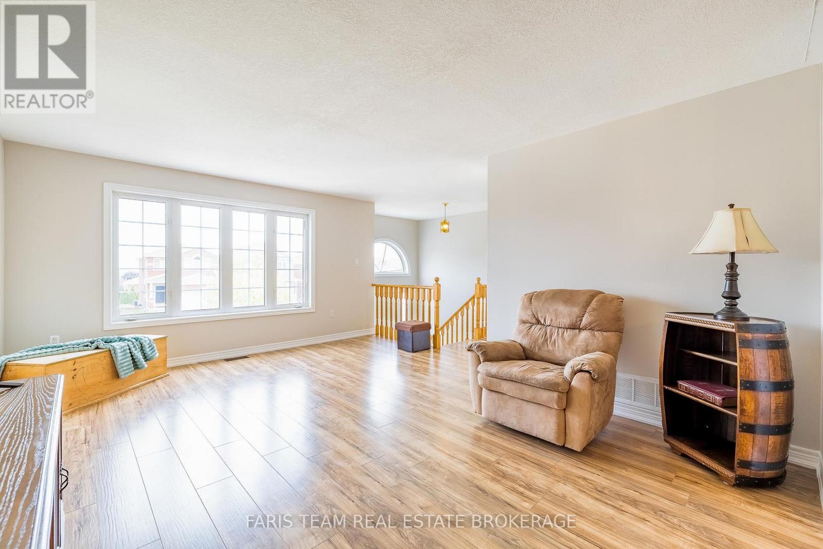 42 Smith Street, Bradford West Gwillimbury, Ontario  L3Z 3C9 - Photo 11 - N12425839
