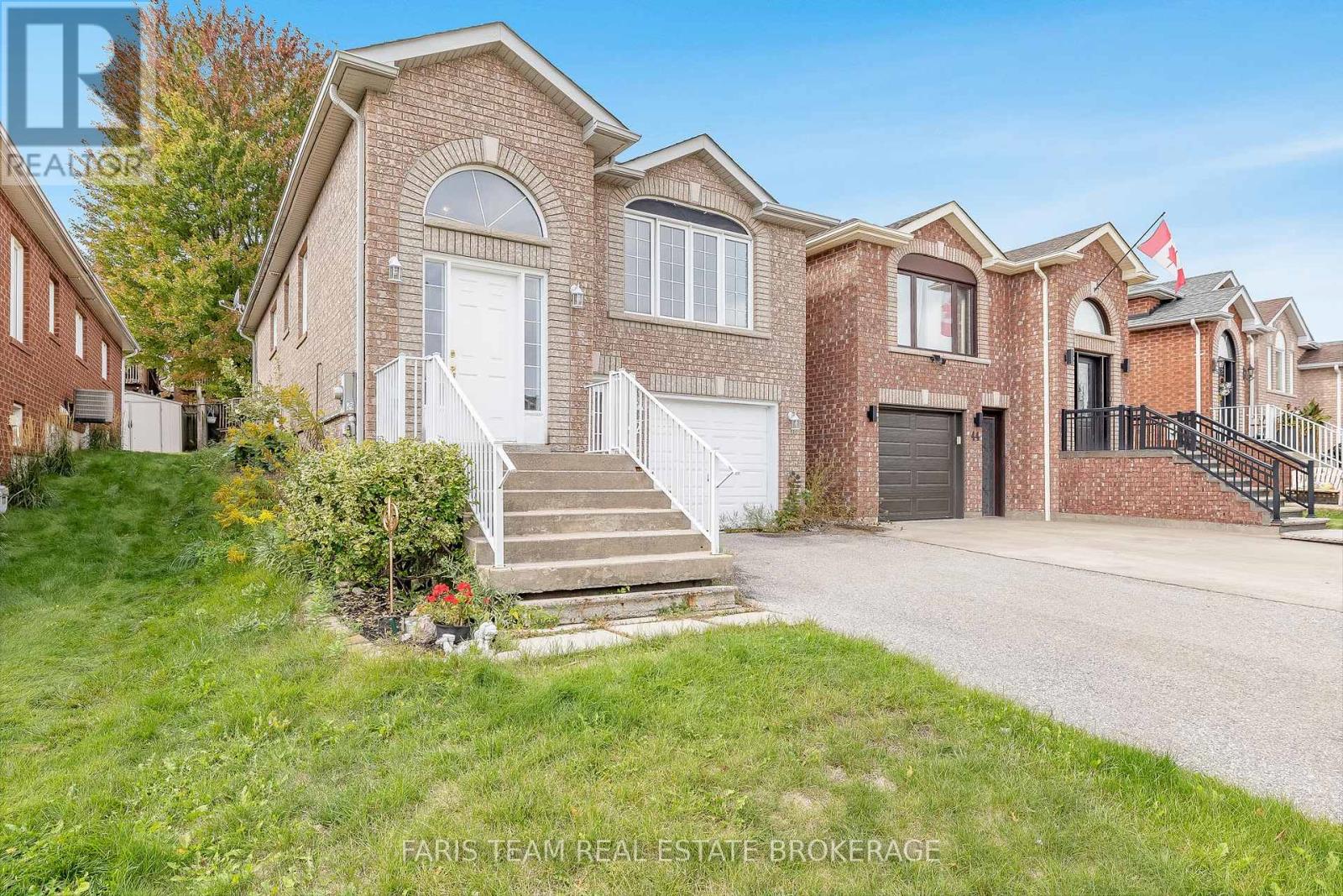 42 Smith Street, Bradford West Gwillimbury, Ontario  L3Z 3C9 - Photo 2 - N12425839