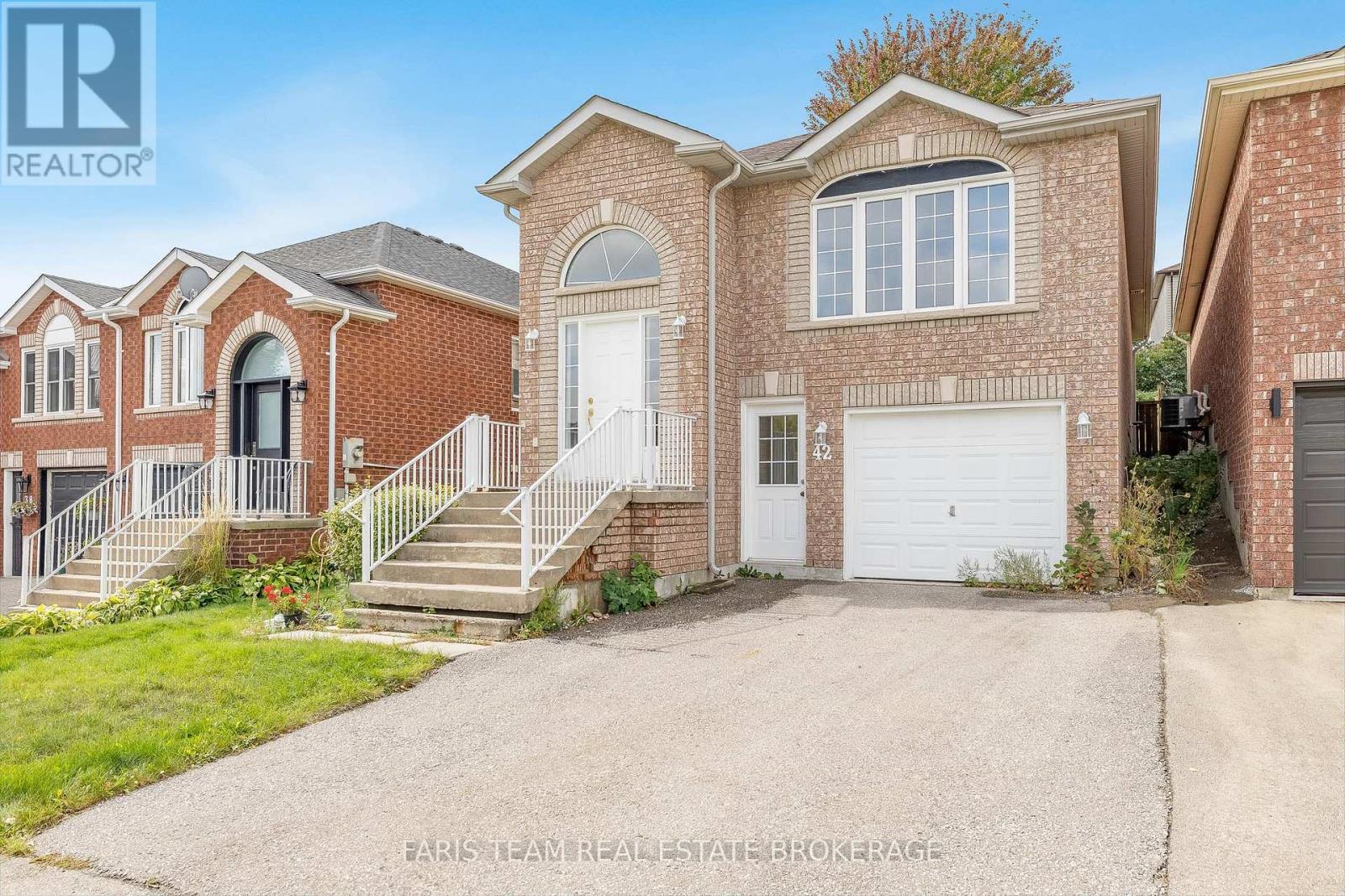 42 Smith Street, Bradford West Gwillimbury, Ontario  L3Z 3C9 - Photo 3 - N12425839