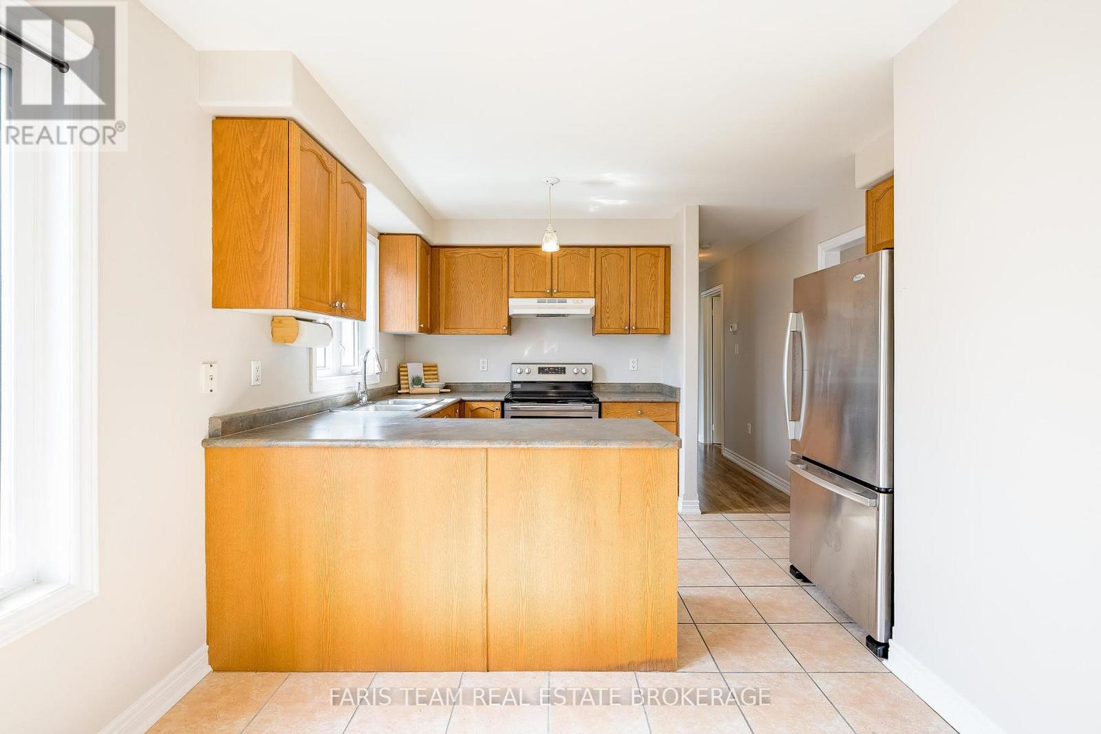 42 Smith Street, Bradford West Gwillimbury, Ontario  L3Z 3C9 - Photo 4 - N12425839