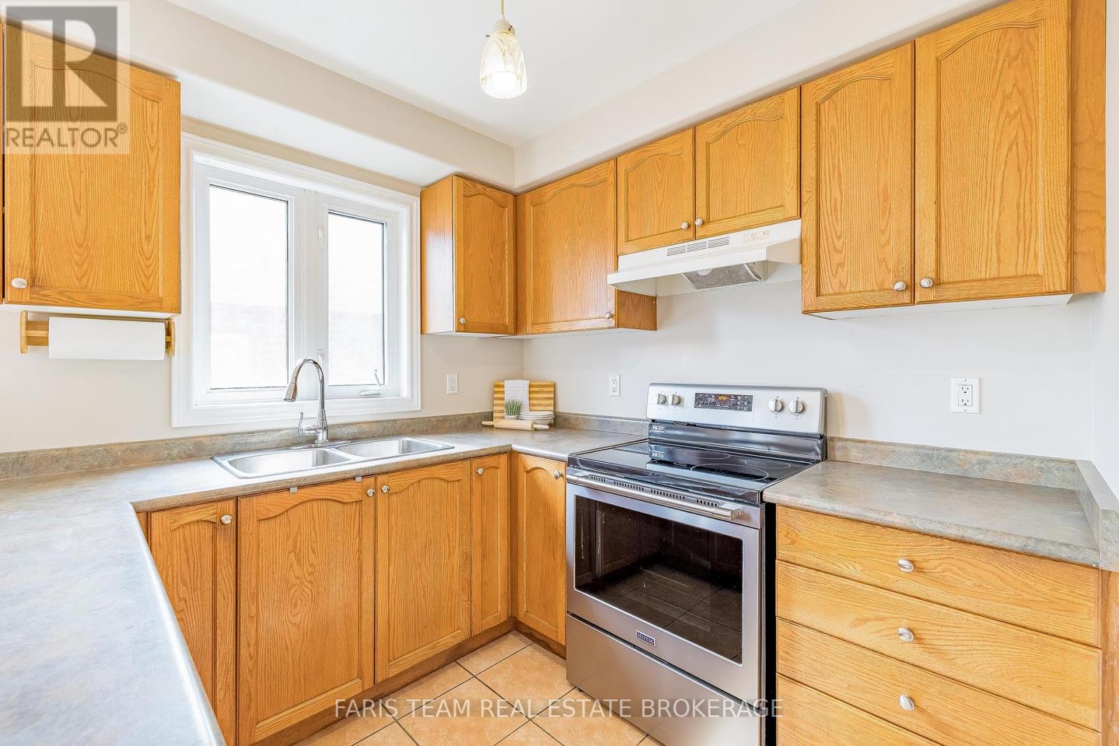 42 Smith Street, Bradford West Gwillimbury, Ontario  L3Z 3C9 - Photo 5 - N12425839