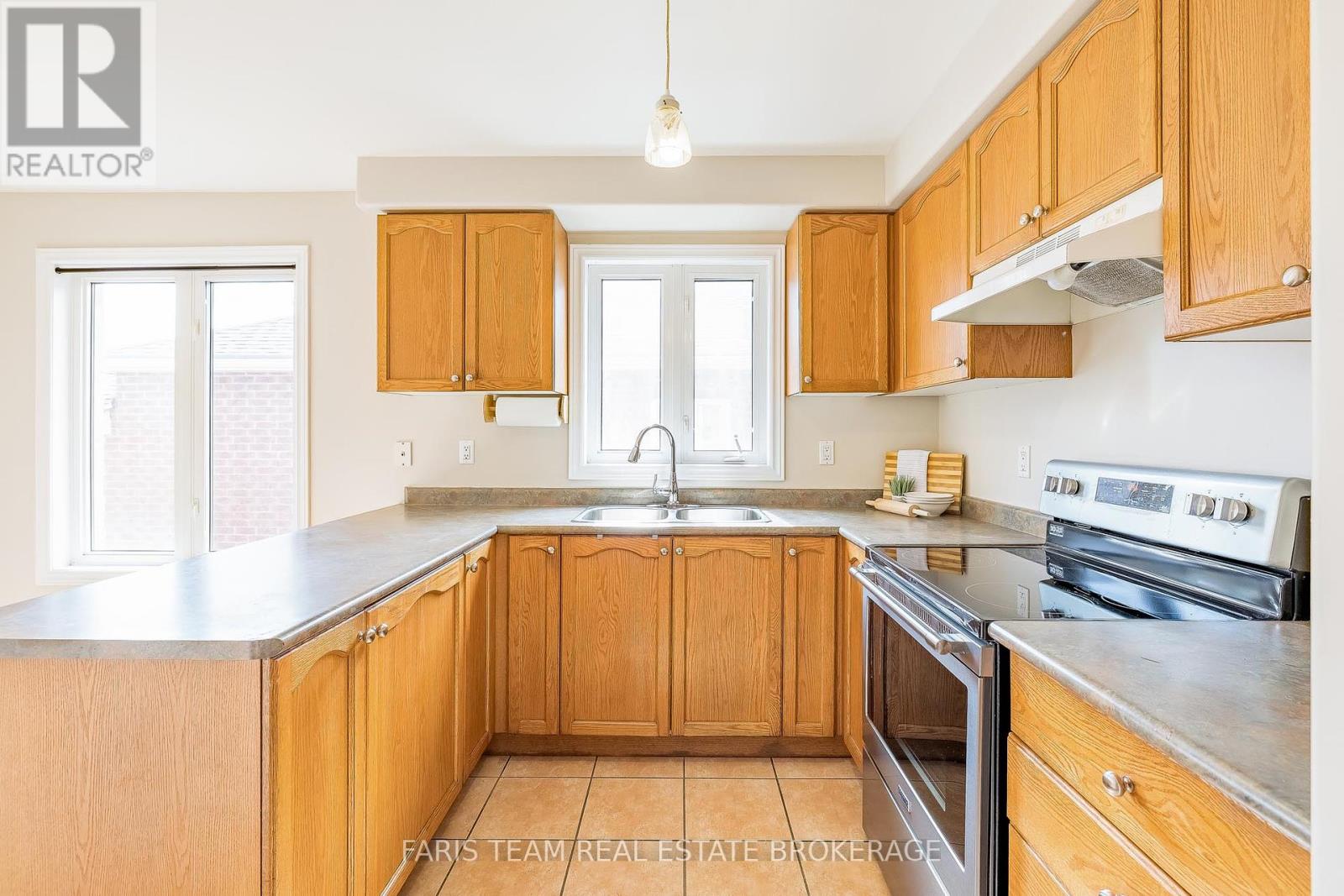 42 Smith Street, Bradford West Gwillimbury, Ontario  L3Z 3C9 - Photo 6 - N12425839