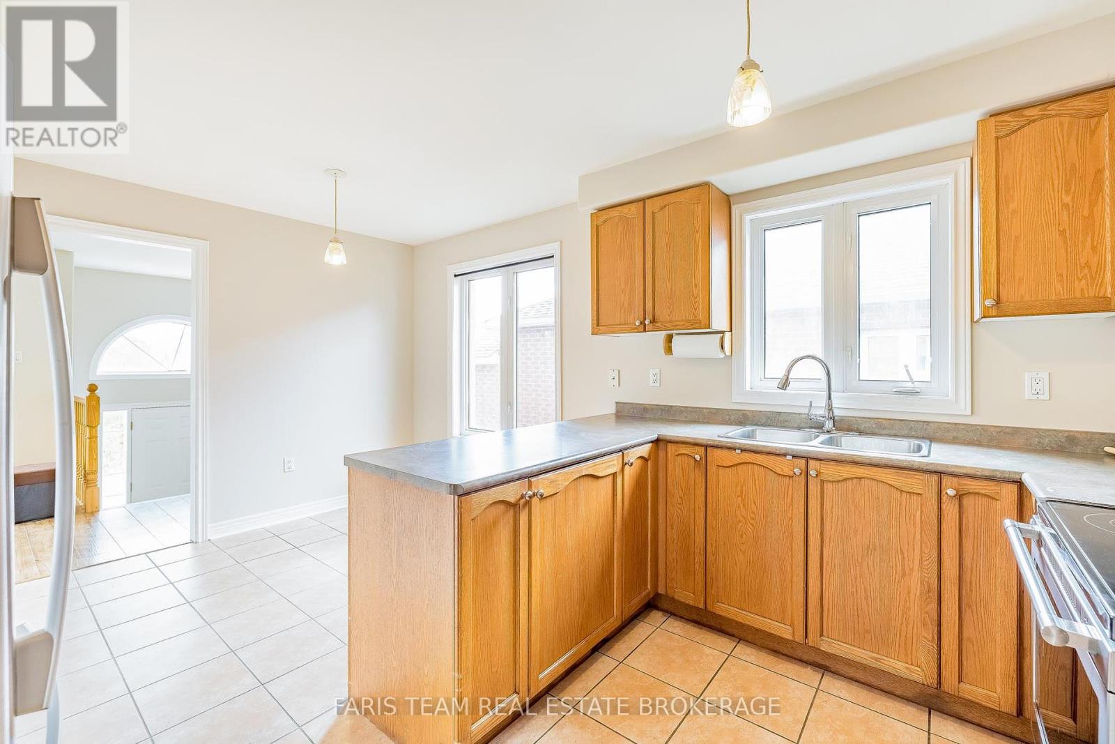42 Smith Street, Bradford West Gwillimbury, Ontario  L3Z 3C9 - Photo 7 - N12425839