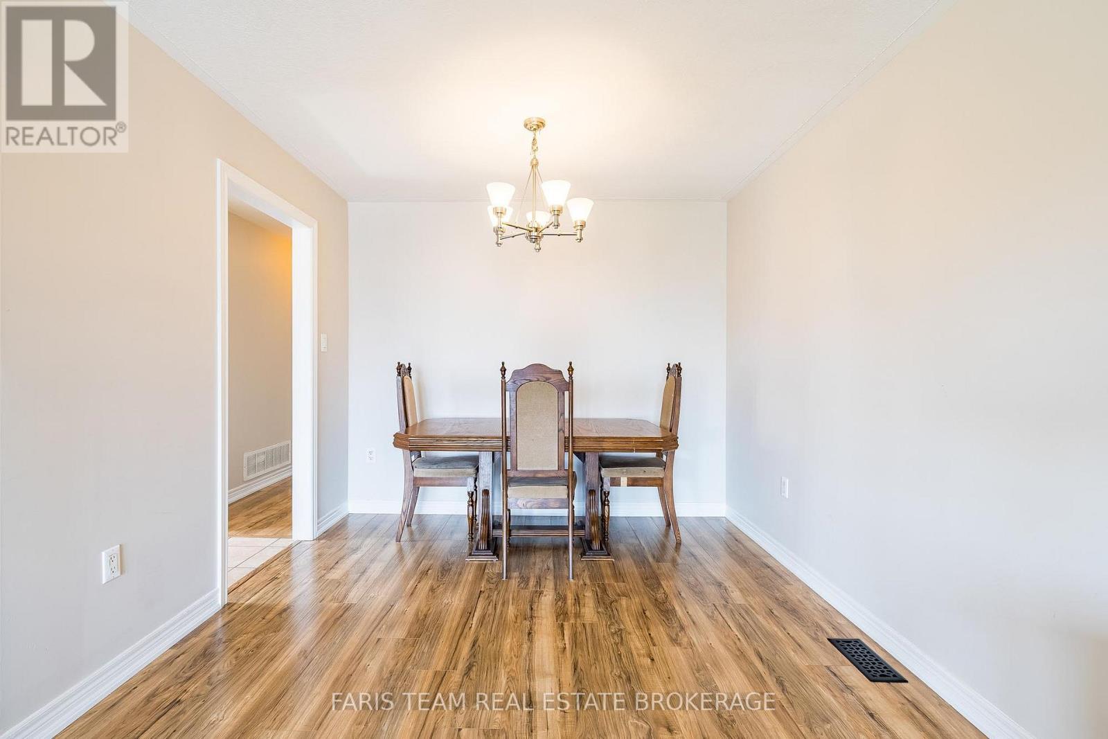 42 Smith Street, Bradford West Gwillimbury, Ontario  L3Z 3C9 - Photo 9 - N12425839
