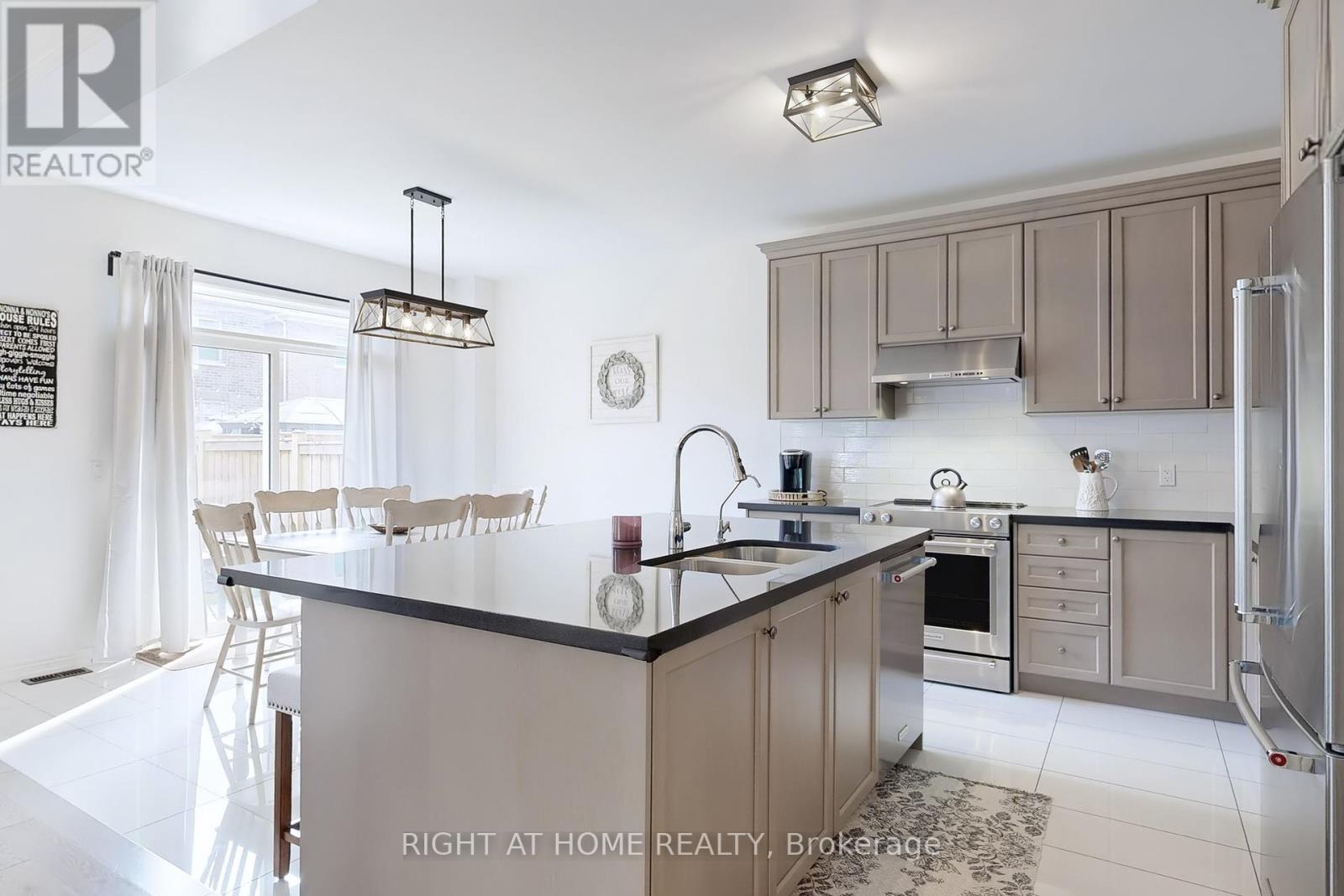 15 Forest Edge Crescent, East Gwillimbury, Ontario  L9N 1R8 - Photo 11 - N12425843