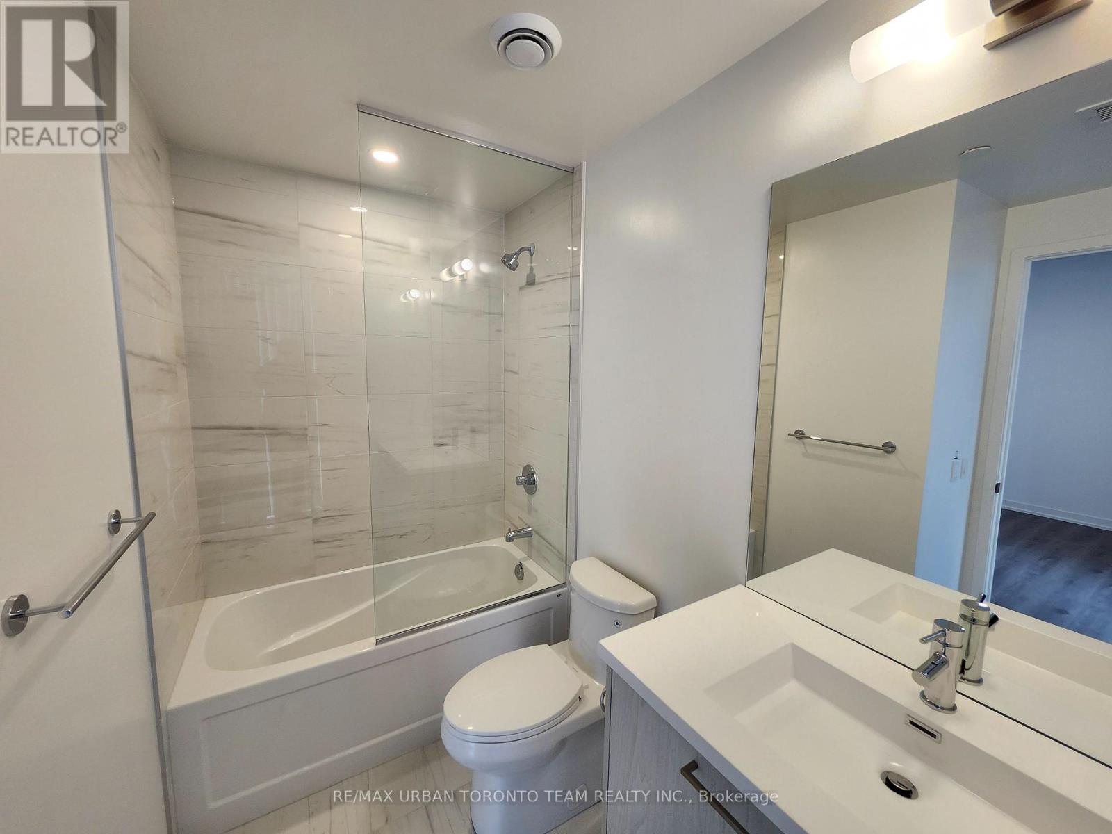3612 - 28 Interchange Way, Vaughan, Ontario  L4K 0P8 - Photo 8 - N12425844