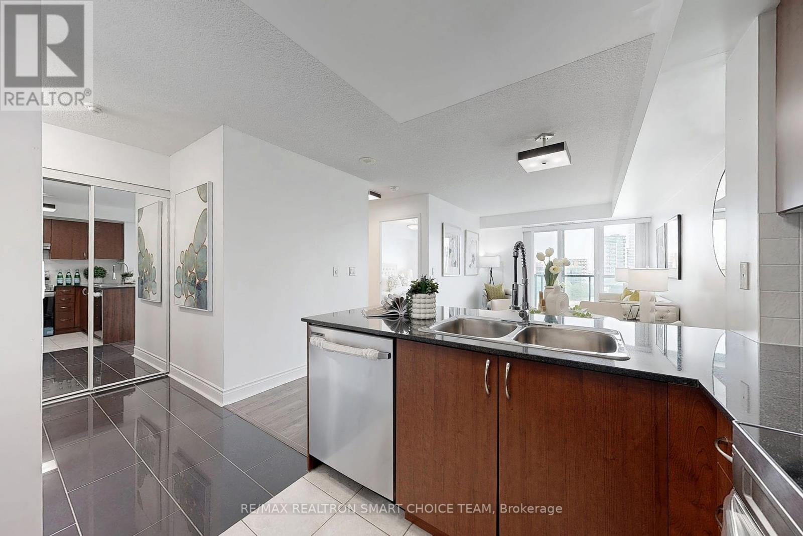 1511 - 75 South Town Centre Boulevard, Markham, Ontario  L6G 0B3 - Photo 10 - N12425862
