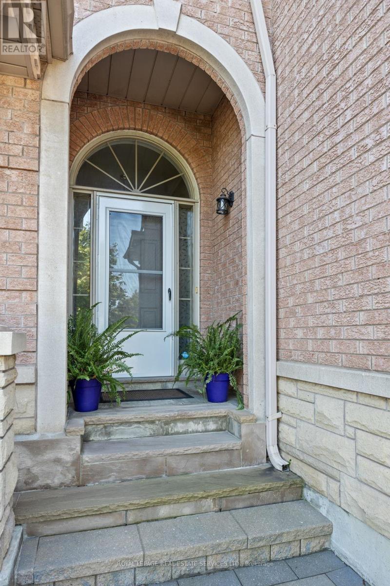 140 Kingsbridge Circle, Vaughan, Ontario  L4J 8P2 - Photo 2 - N12425919
