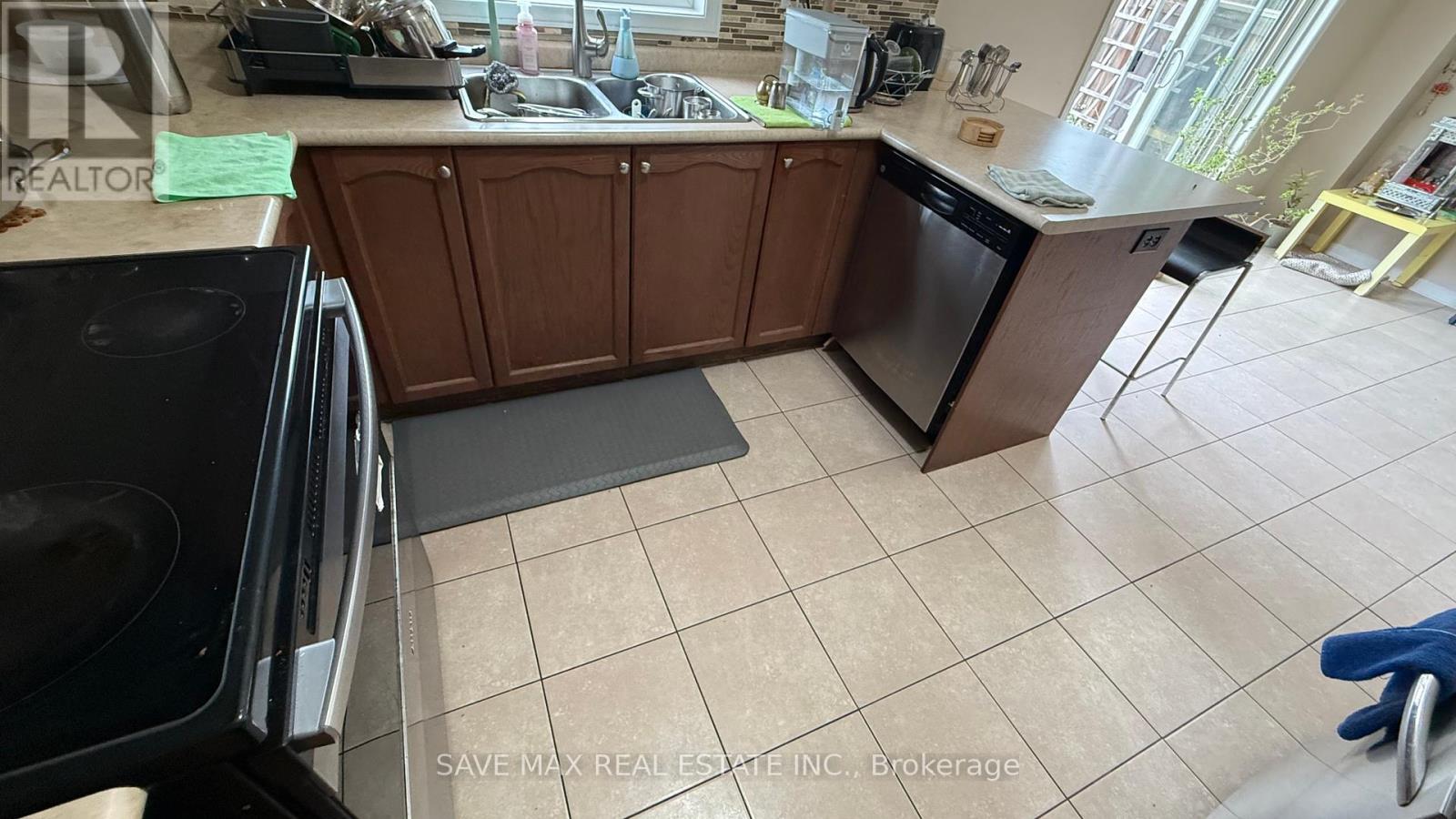 98 Sleightholme Crescent, Brampton, Ontario  L6P 3E6 - Photo 7 - W12406595