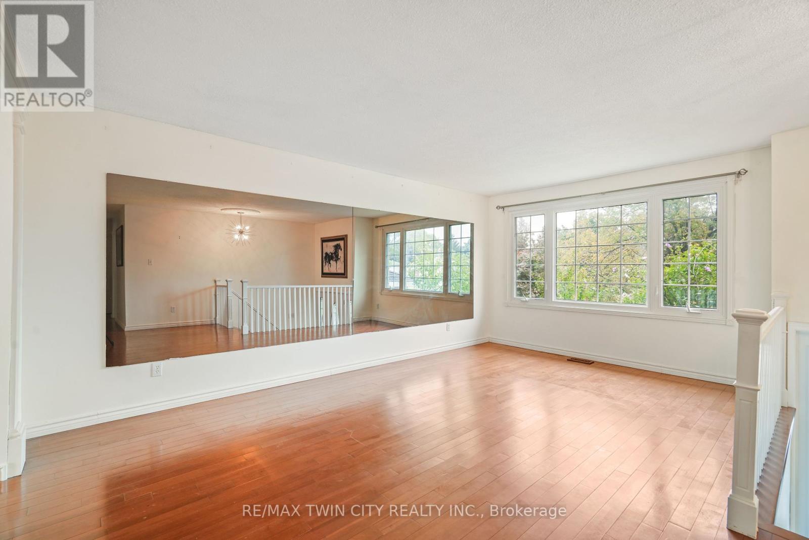 57 Ashgrove Avenue, Brantford, Ontario  N3R 6E3 - Photo 8 - X12359082