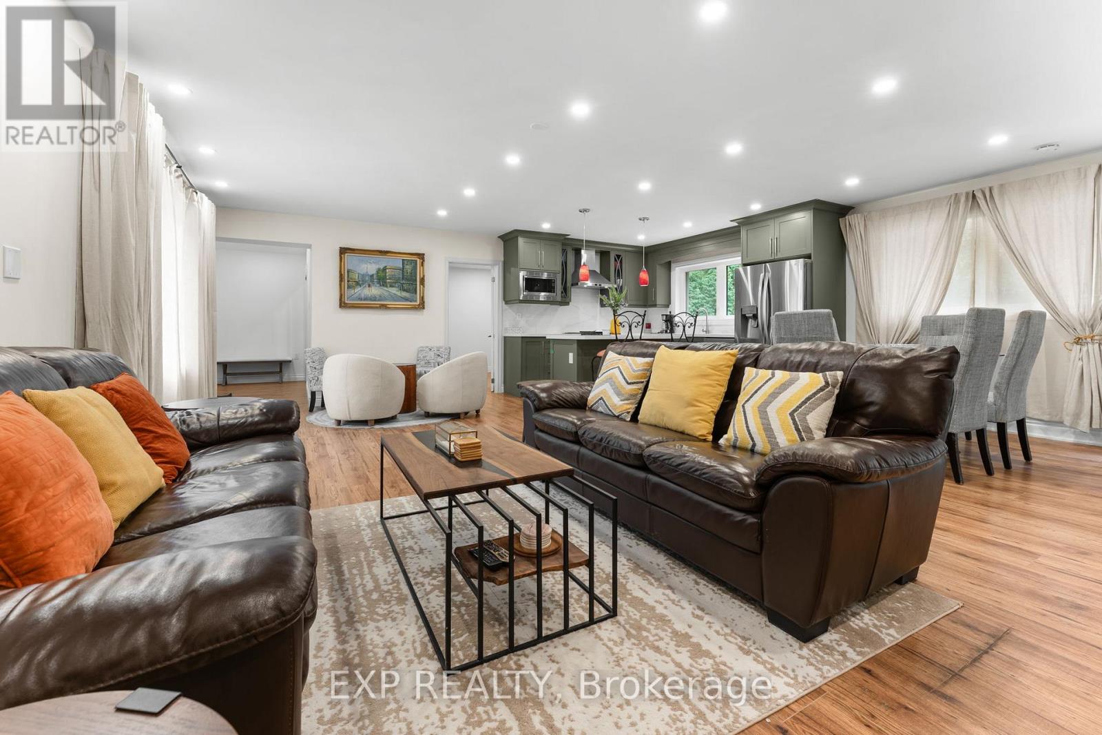208 Glen Oak Drive, Oakville (Wo West), Ontario  L6K 2J2 - Photo 5 - W12425875