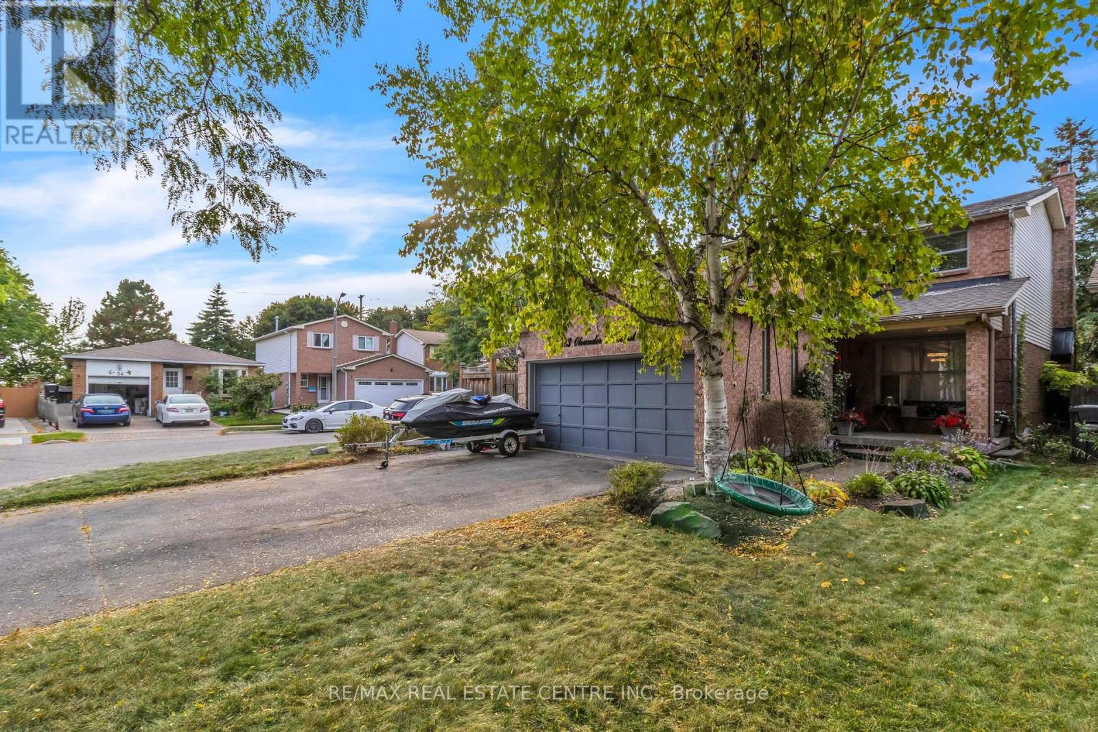 23 Oleander Crescent N, Brampton, Ontario  L6Z 2C1 - Photo 3 - W12425921