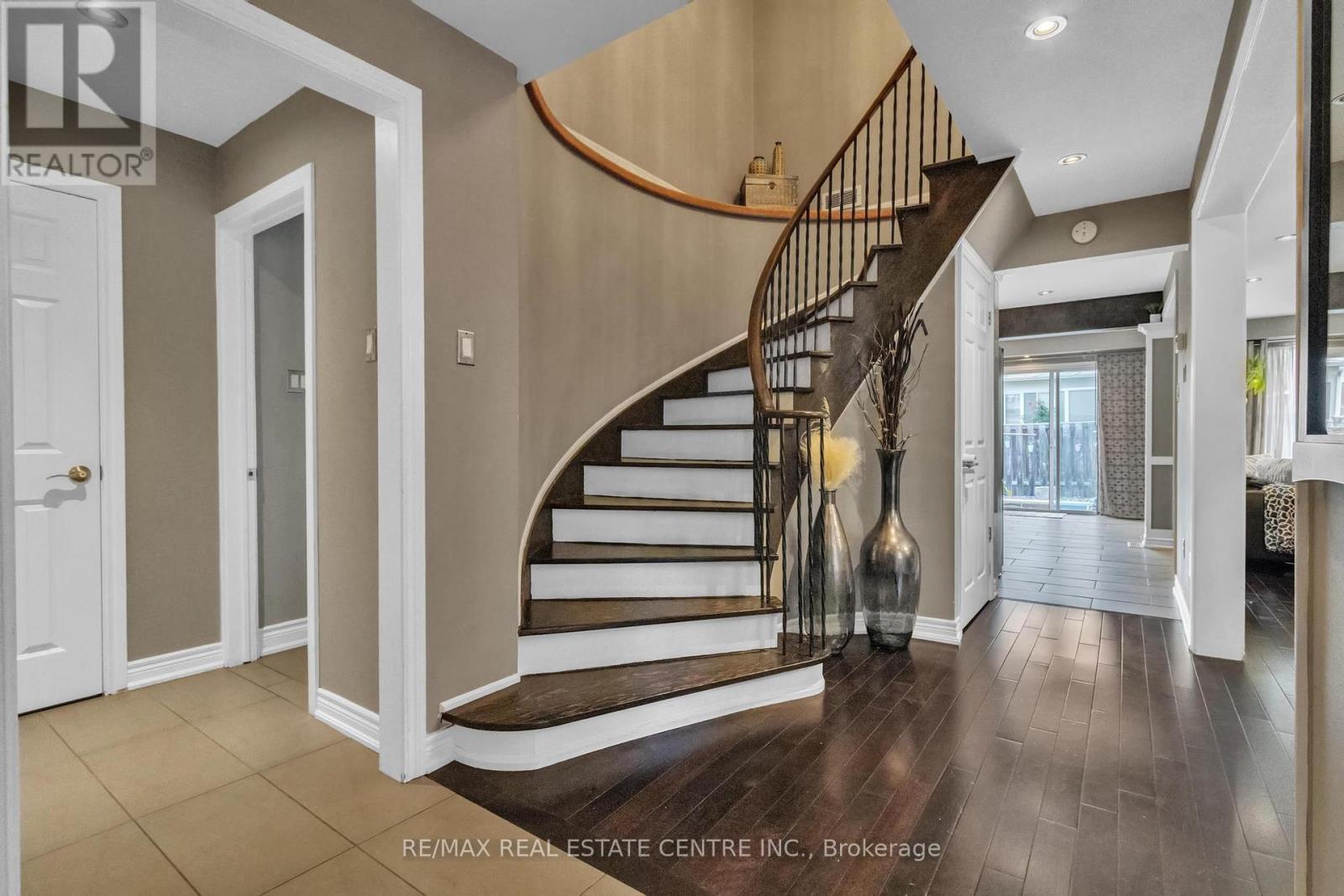 23 Oleander Crescent N, Brampton, Ontario  L6Z 2C1 - Photo 5 - W12425921